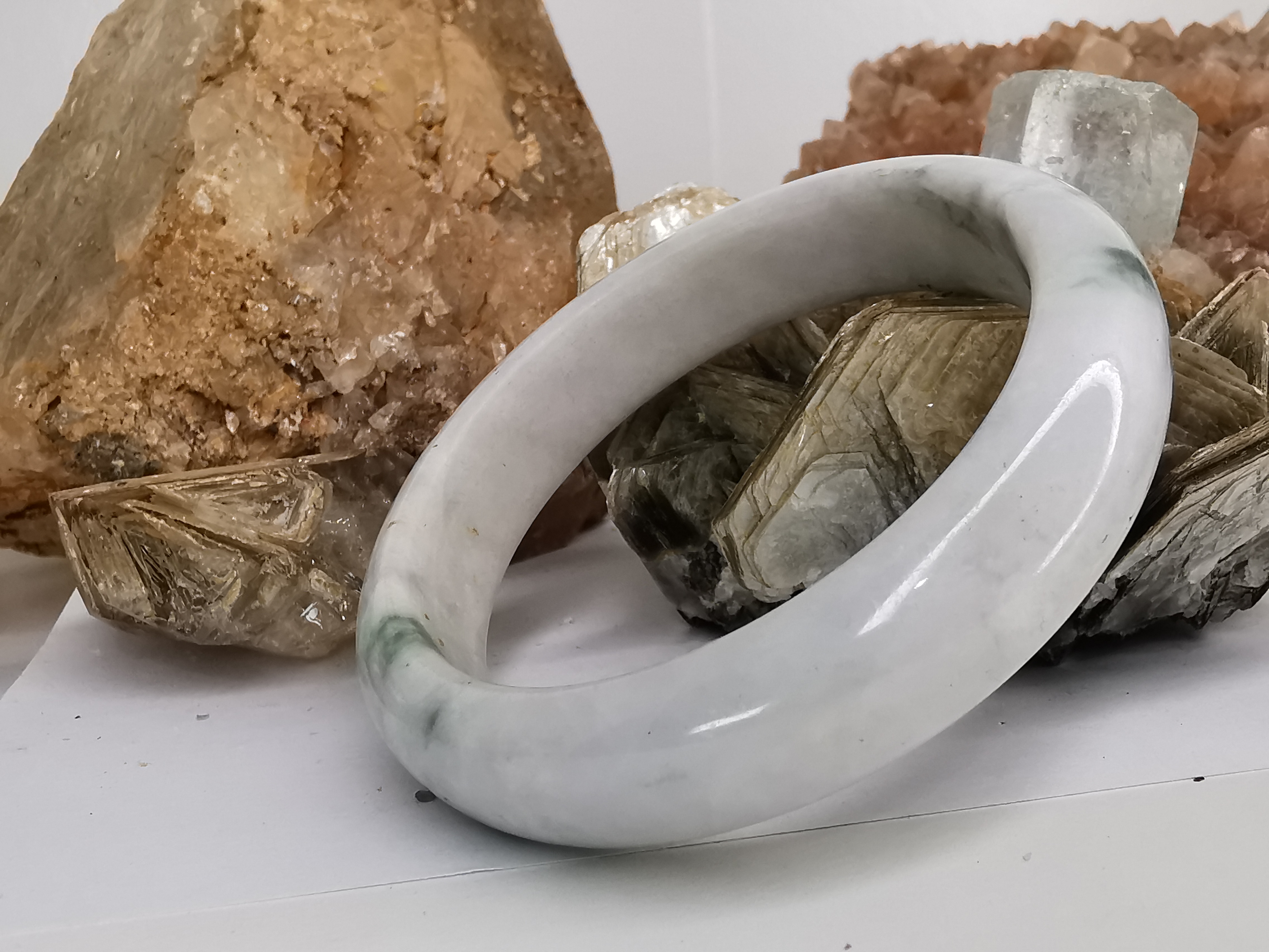 White Green Jade Bangle กำไลหยกเจไดต์แท้ Diameter/ เส้นผ่านศูนย์กลางด้านใน 57 mm.