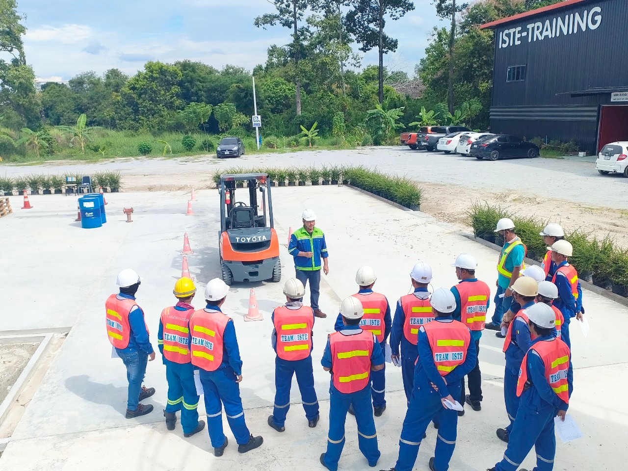 อบรมหลักสูตร Forklift โฟล์คลิฟท์ ตามกฎหมายใหม่ หลักสูตรการอบรมลูกจ้างซึ่งจะทำหน้าที่ผู้ขับรถยก