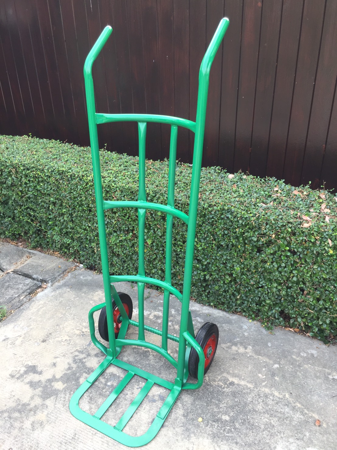 รถเข็นเหล็ก 2ล้อฐานโค้ง ล้อแม็กซ์ ยางตัน (เข็นน้ำ เข็นของ สัมภาระ)-สีเขียว