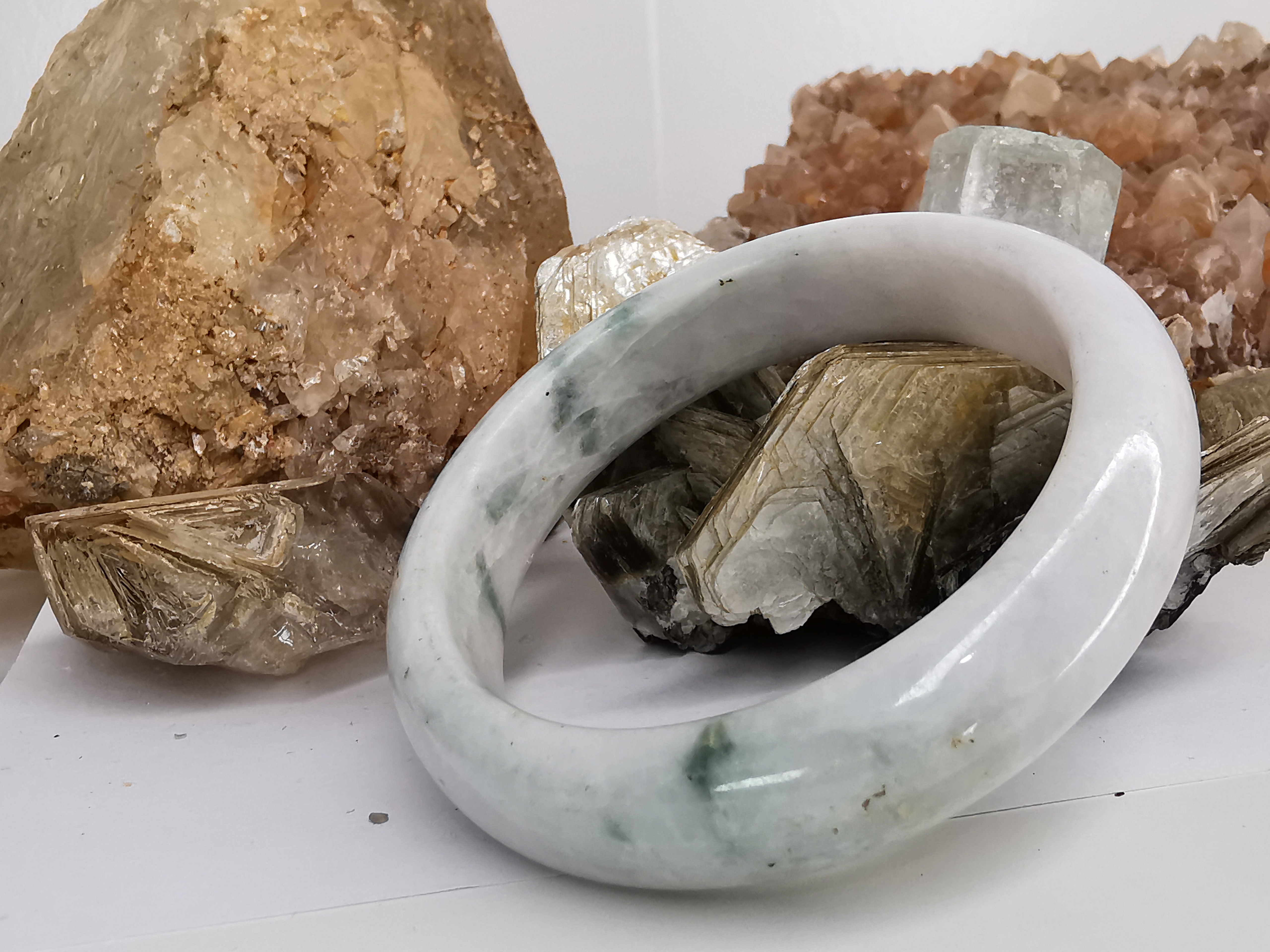 White Green Jade Bangle กำไลหยกเจไดต์แท้ Diameter/ เส้นผ่านศูนย์กลางด้านใน 57 mm.