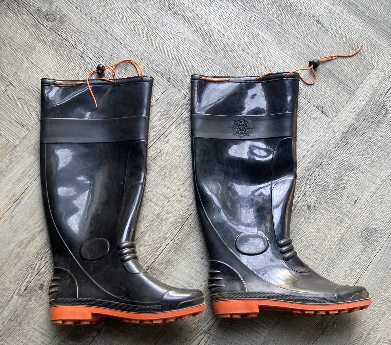 G 220628 รองเท้าบูทยาง ราคาเช่า 30 บาท ต่อ 1 วัน