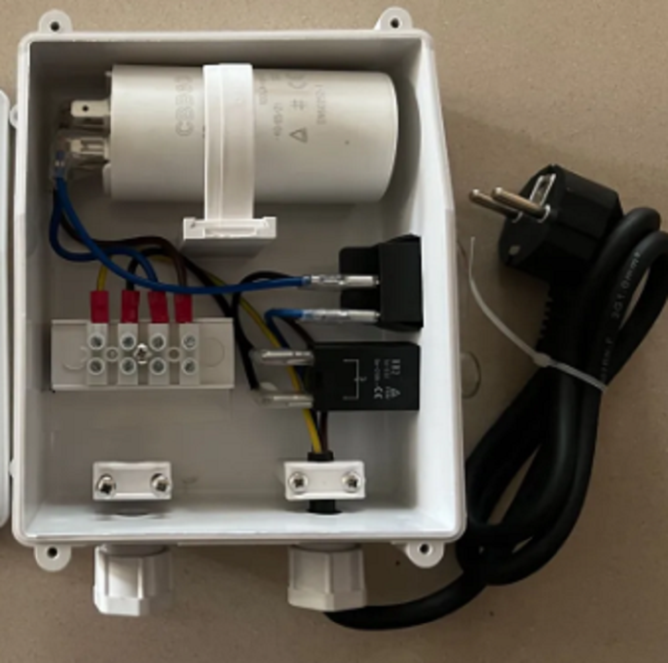 กล่องคอนโทรล ควบคุมปั๊มบาดาล ( CONTROL BOX ) ปั๊มบาดาล กล่องควบคุมปั๊มน้ำบาดาล ขนาดปั้ม 2แรง 2HP 40UF 220V 50Hzสินค้าสามารถออกใบกำกับภาษีได้