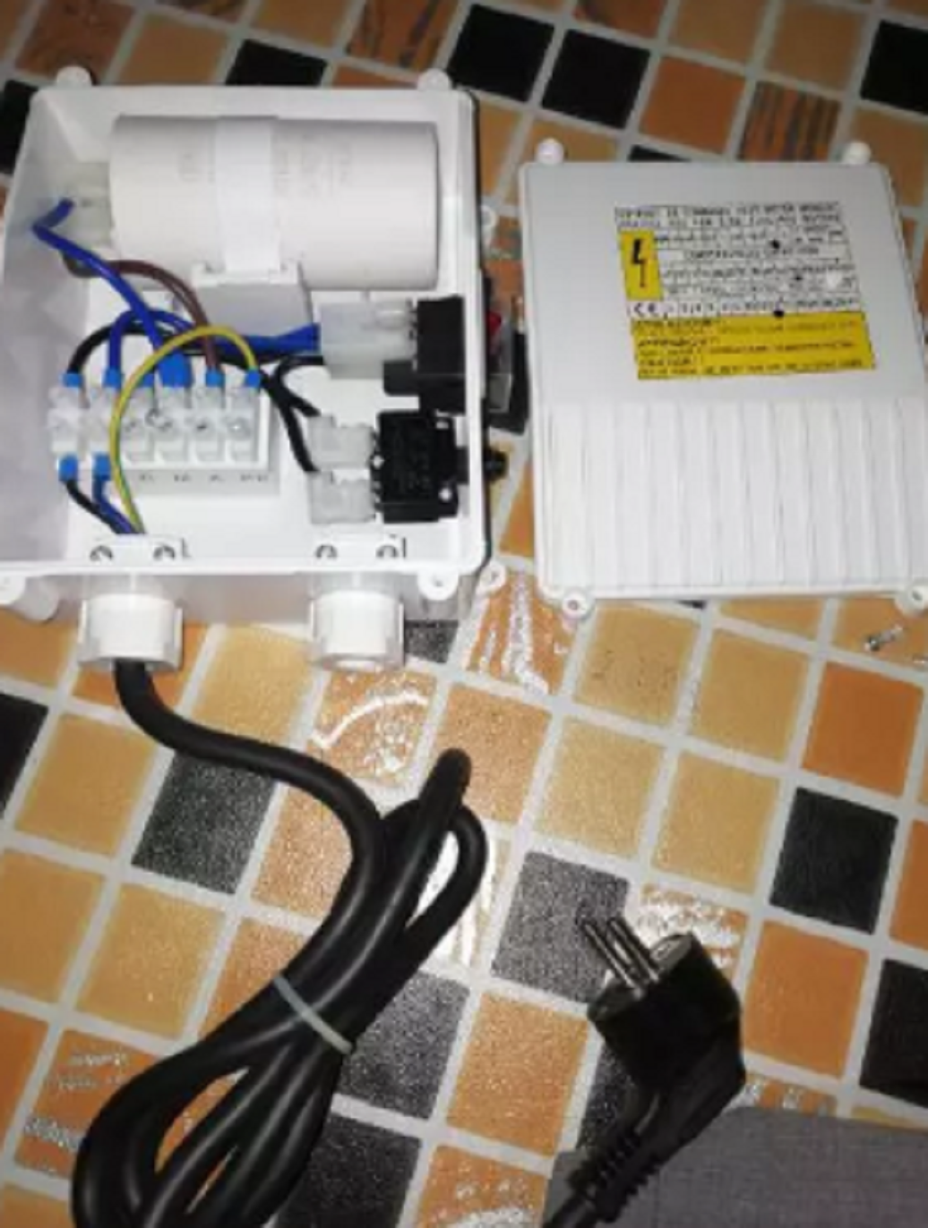 กล่องคอนโทรล ควบคุมปั๊มบาดาล ( CONTROL BOX ) ปั๊มบาดาล กล่องควบคุมปั๊มน้ำบาดาล ขนาดปั้ม 2แรง 2HP 40UF 220V 50Hzสินค้าสามารถออกใบกำกับภาษีได้