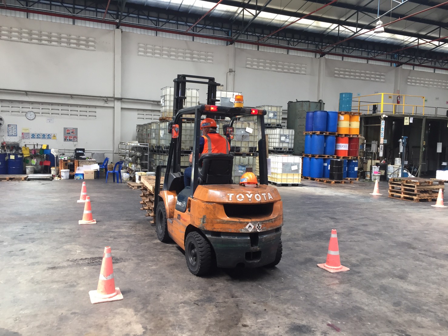 อบรมหลักสูตร Forklift โฟล์คลิฟท์ ตามกฎหมายใหม่ หลักสูตรการอบรมลูกจ้างซึ่งจะทำหน้าที่ผู้ขับรถยก