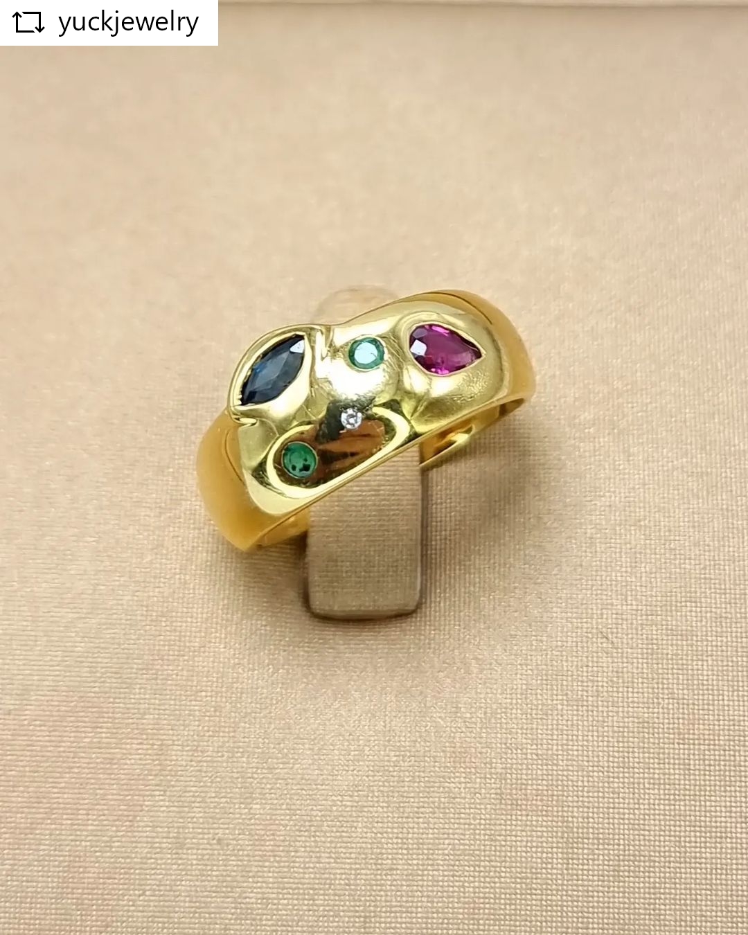 แหวนทองคำ 14K พลอยไพลิน ทับทิม มรกต เพชรเกสร 1 ตัง 1 เม็ด น้ำ 95-96 ความสะอาด vs ไซส์ 52 หน้ากว้าง 8 มิล น้ำหนัก 4.75 กรัม ราคา 6100.-(Net)