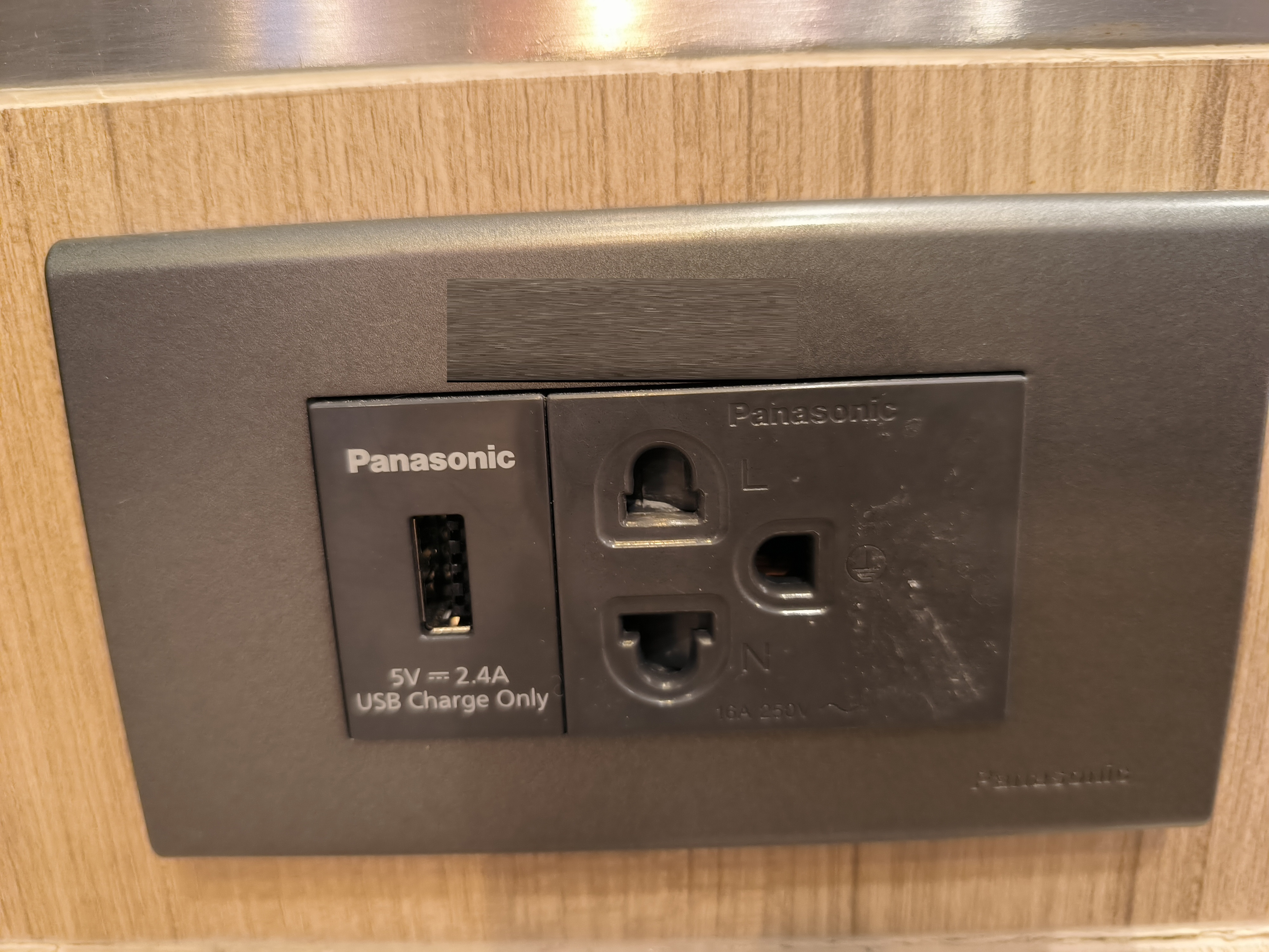 PANASONIC เต้ารับคู่ 3 ขากลม เต้ารับ USB + ปลั๊ก มีสีขาว และ สีเทา
