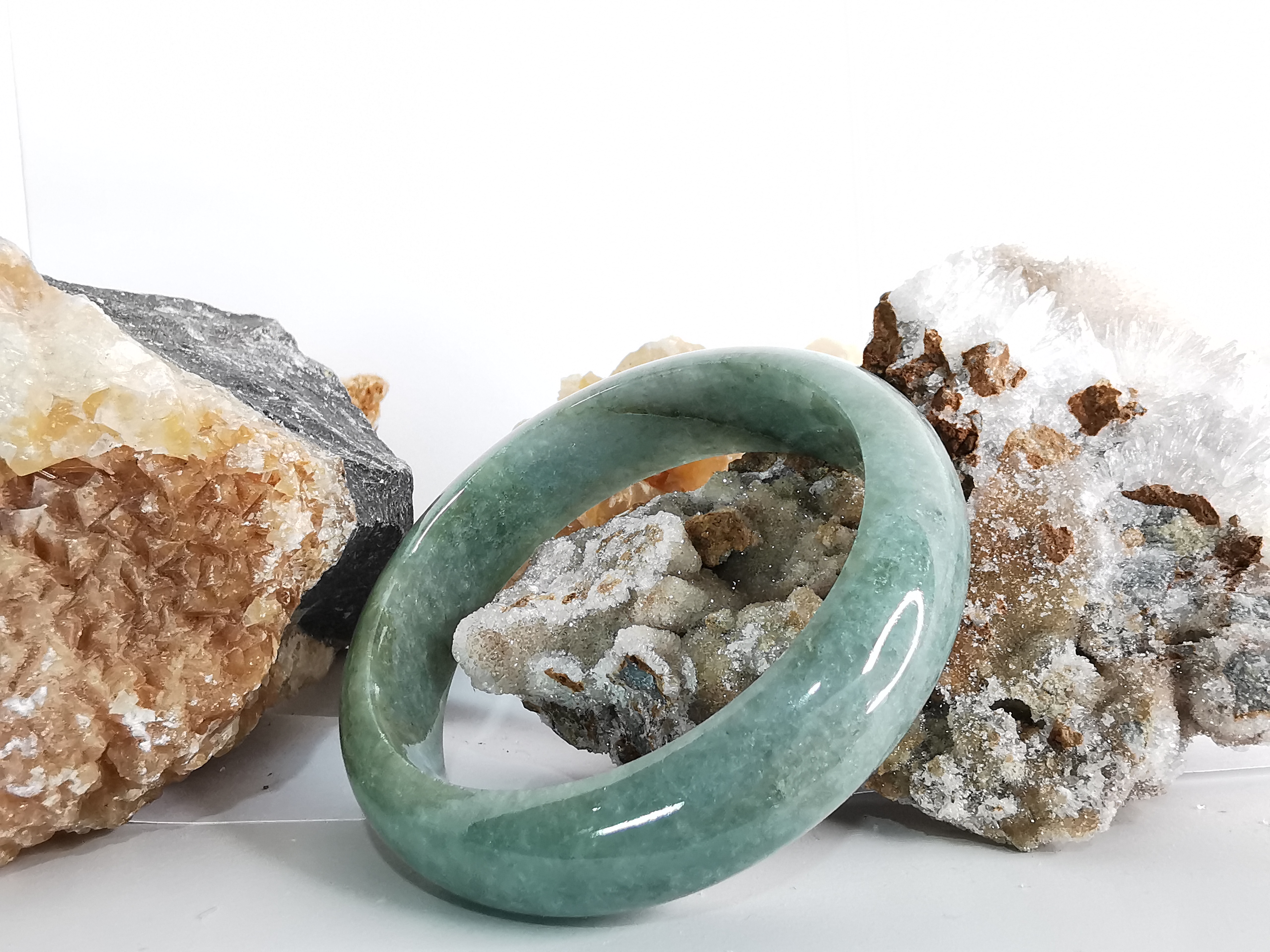 Green Bangle กำไลหยกเจไดต์แท้ Diameter/ เส้นผ่านศูนย์กลางด้านใน 57 mm.