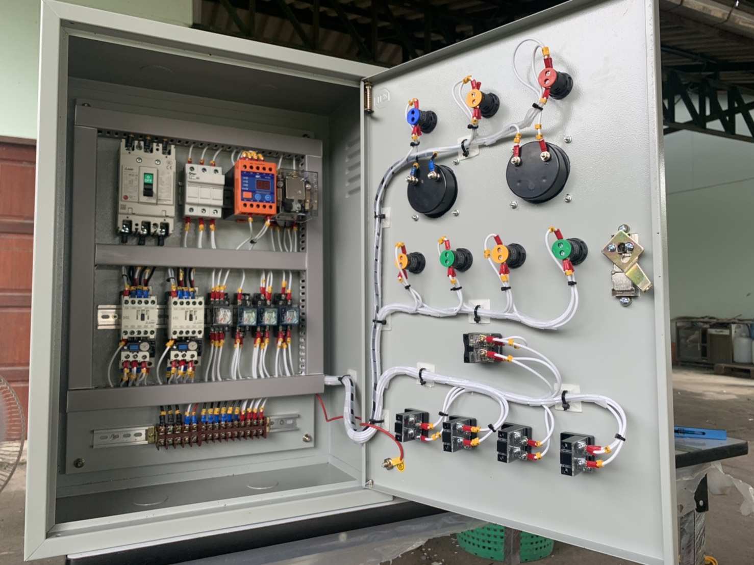 ตู้ควบคุมปั๊มน้ำ 5-7.5 Hp 3 เฟส 380v 2 ตัวสลับกันทำงาน ใช้ลูกลอยไฟฟ้า220v