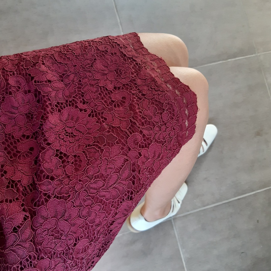 กระโปรงผ้าลูกไม้สีแดงเบอร์กันดี แบรนด์ GU