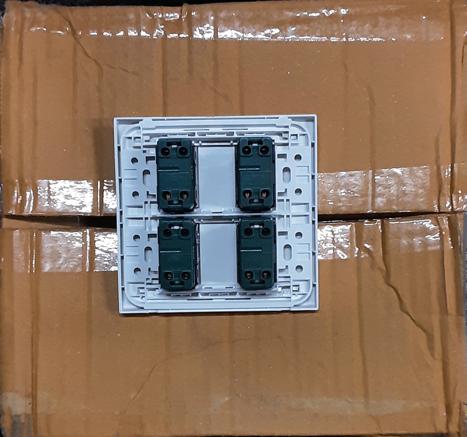 ชุดสวิตซ์ไฟสำเร็จ Panasonic สวิตซ์ 4 ช่อง พร้อมหน้ากาก 4 ช่อง บล็อกลอย4x4 สีขาว