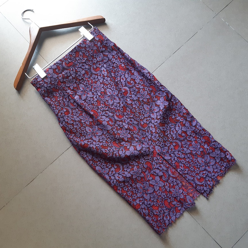 กระโปรงลูกไม้สีม่วง-แดง แบรนด์ ZARA WOMAN