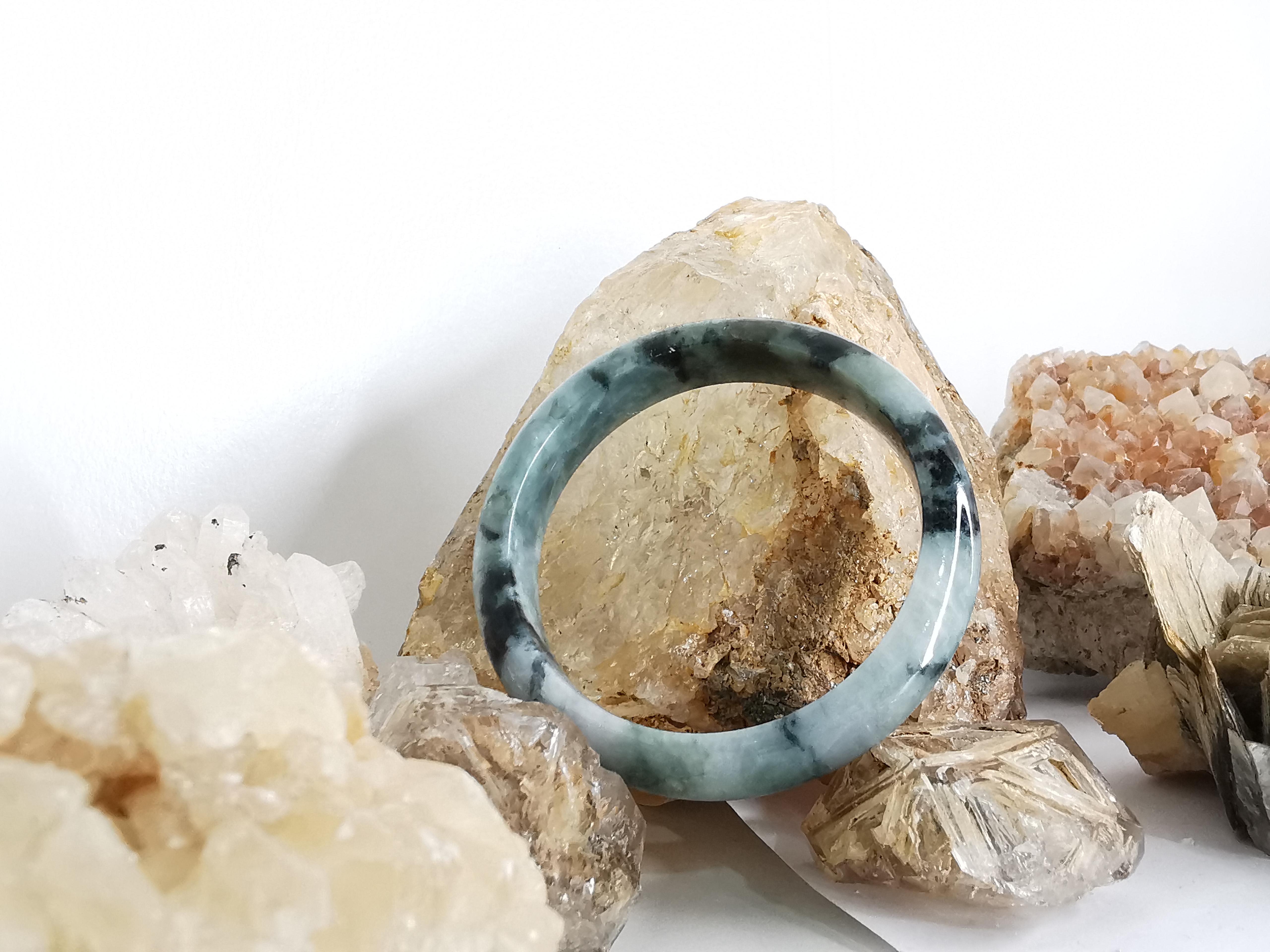 Green White Bangle กำไลหยกเจไดต์แท้ Diameter/ เส้นผ่านศูนย์กลางด้านใน 56 mm.