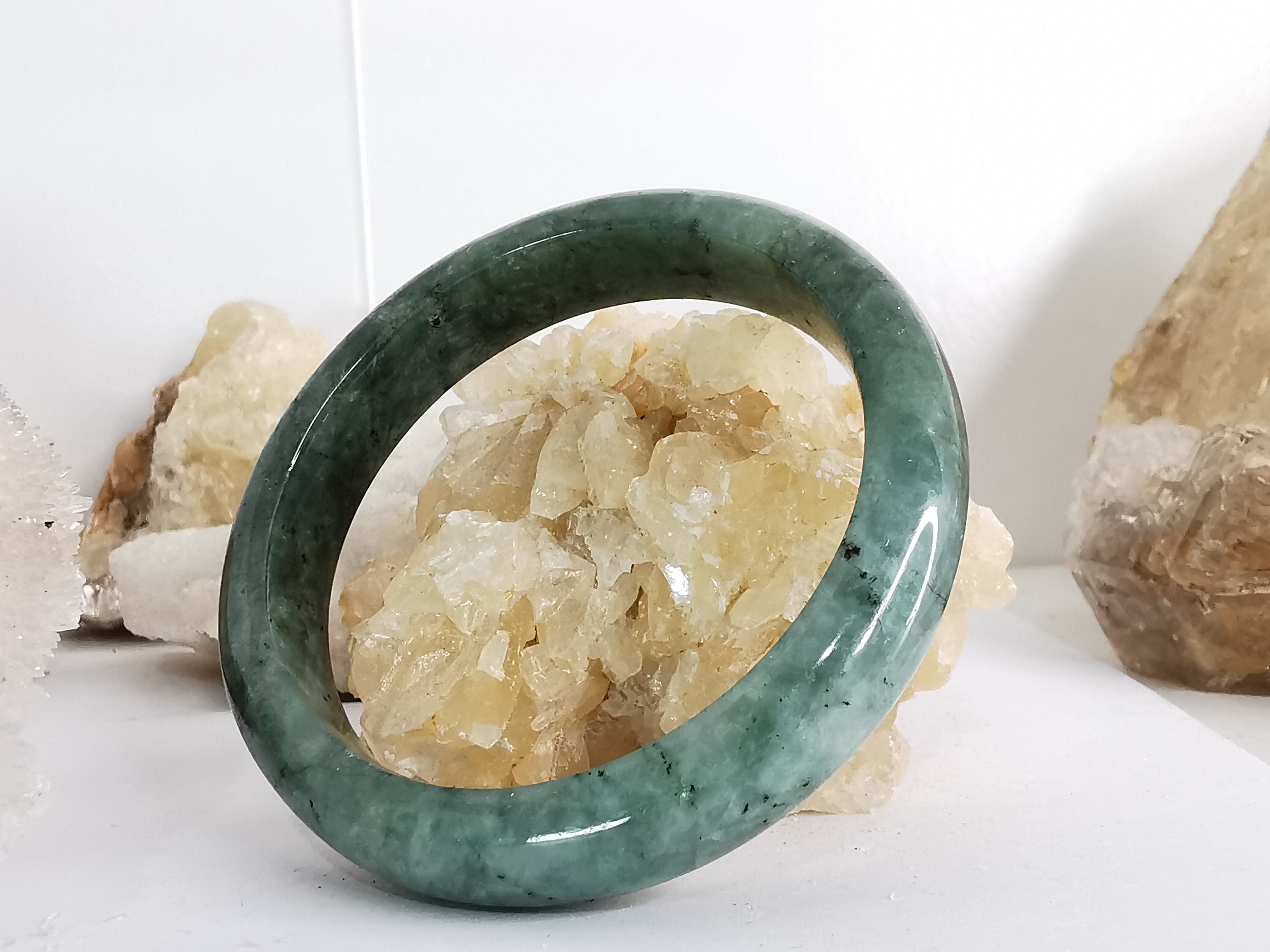 Green Bangle กำไลหยกเจไดต์แท้ Diameter/ เส้นผ่านศูนย์กลางด้านใน 56 mm.