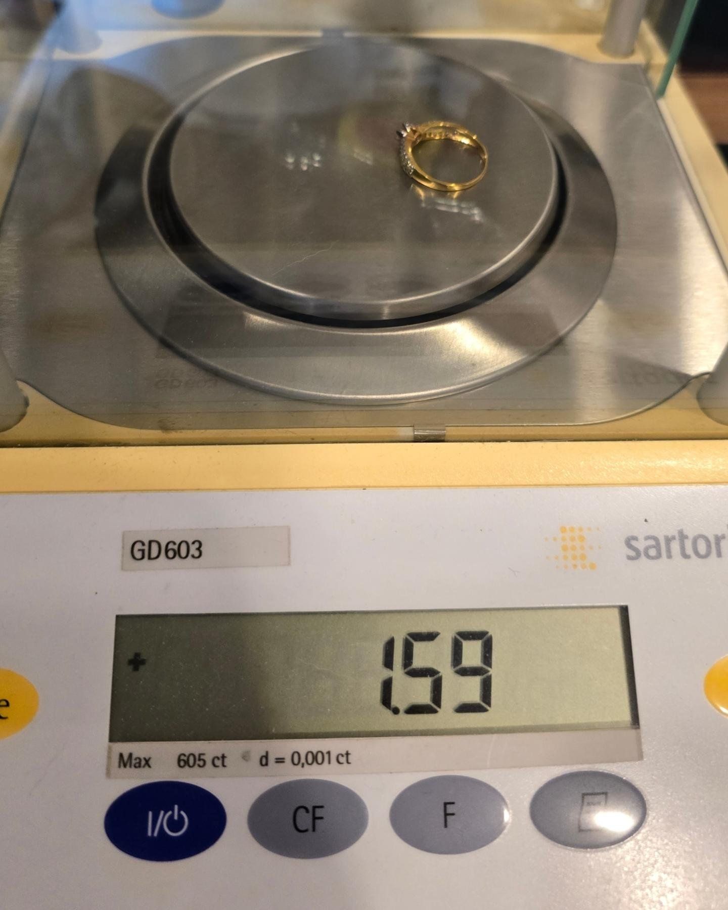 แหวนทองคำ 9K เพชรเกสร 17 ตัง 1 เม็ด 1.35 ตัง 28 เม็ด รวม 54.8 ตัง น้ำ 96-97 ความสะอาด vvs-vs ไซส์ 53 น้ำหนัก 1.59 กรัม ราคา 8,500.-(Net)