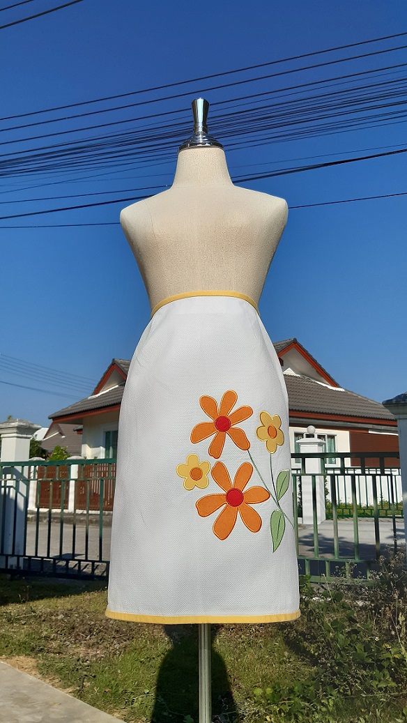 กระโปรงทรงเอสีขาว แต่งดอกไม้
