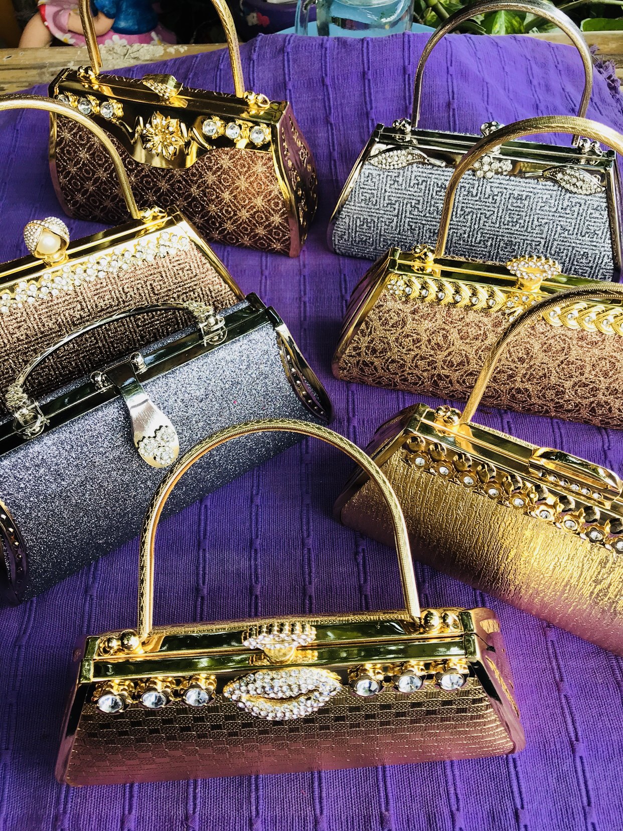 กระเป๋าถือคลัชคละแบบ