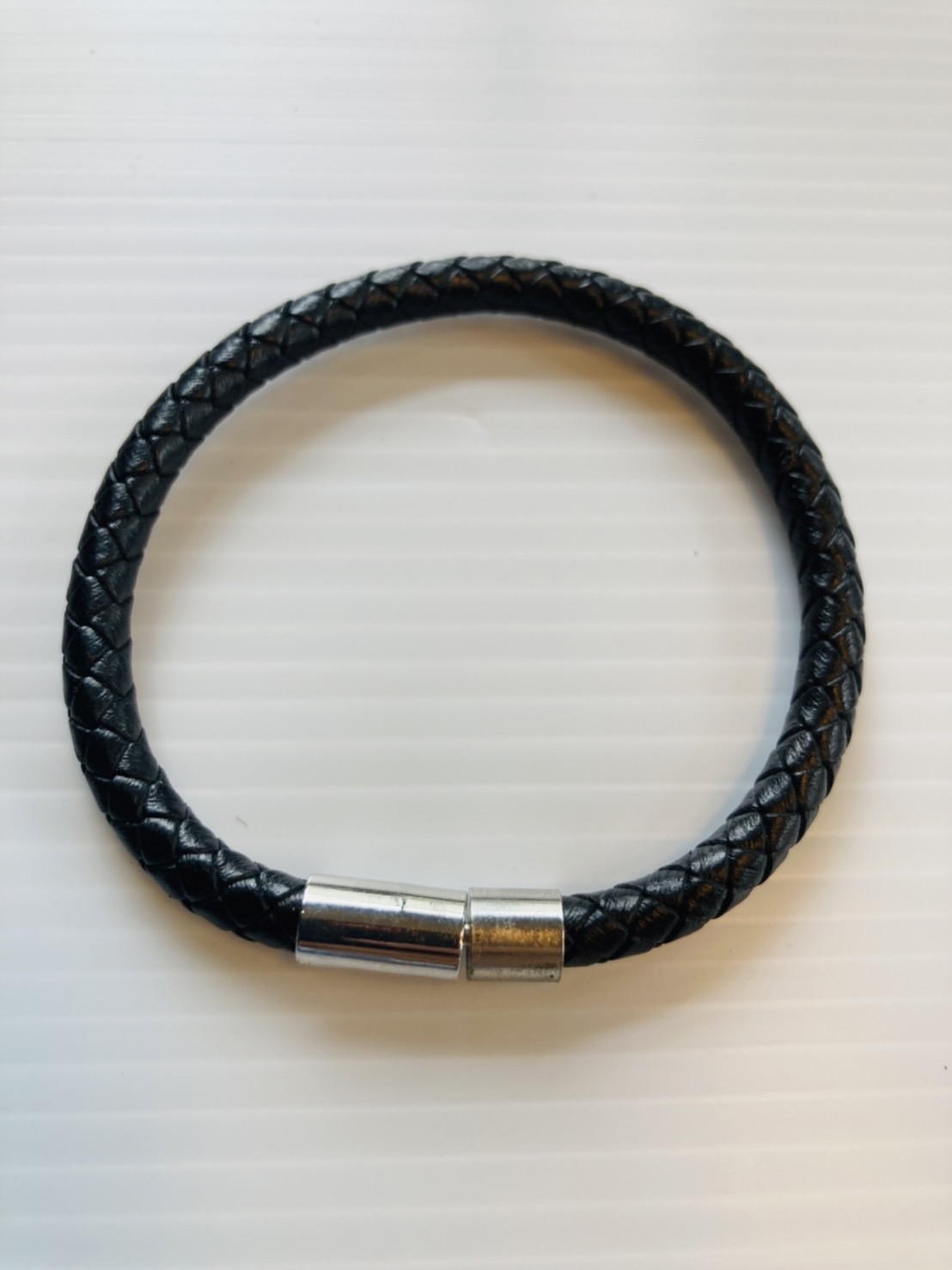 G 220349 สร้อยข้อมือหนังถักสีดำ ราคาเช่า 30 บาท ต่อ 1 วัน