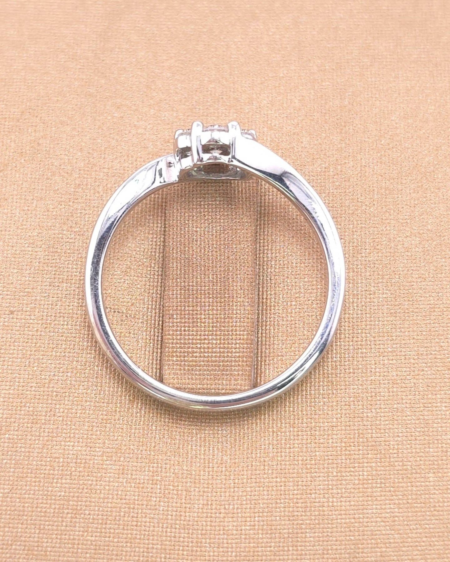 แหวนทองคำขาว 18K แบรนด์ Dilavie เพชรเกสร 6 ตัง 1 เม็ด 3.5 ตัง 6 เม็ด รวม 27 ตัง น้ำ 99(E) ความสะอาด if-vs ไซส์ 49 น้ำหนัก 2.1 กรัม ราคา 8,550.-(Net) (ออกShop24,400บาท ประหยัดไป65%)