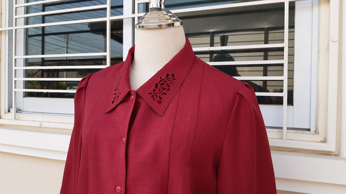 เสื้อเชิ้ตฉลุปก สีแดงเปลือกลิ้นจี่