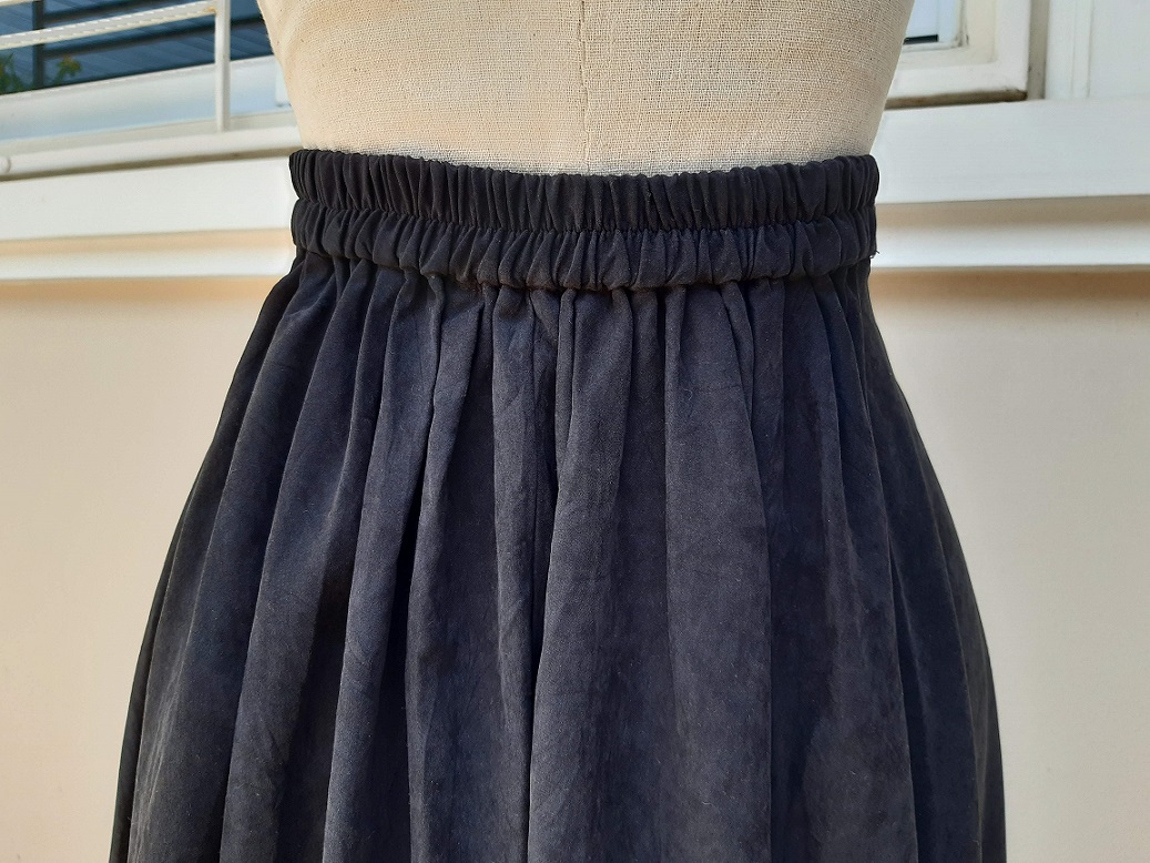 กระโปรงยาวสีดำผ้าสักหลาด ทรงหน้าสั้นหลังยาว