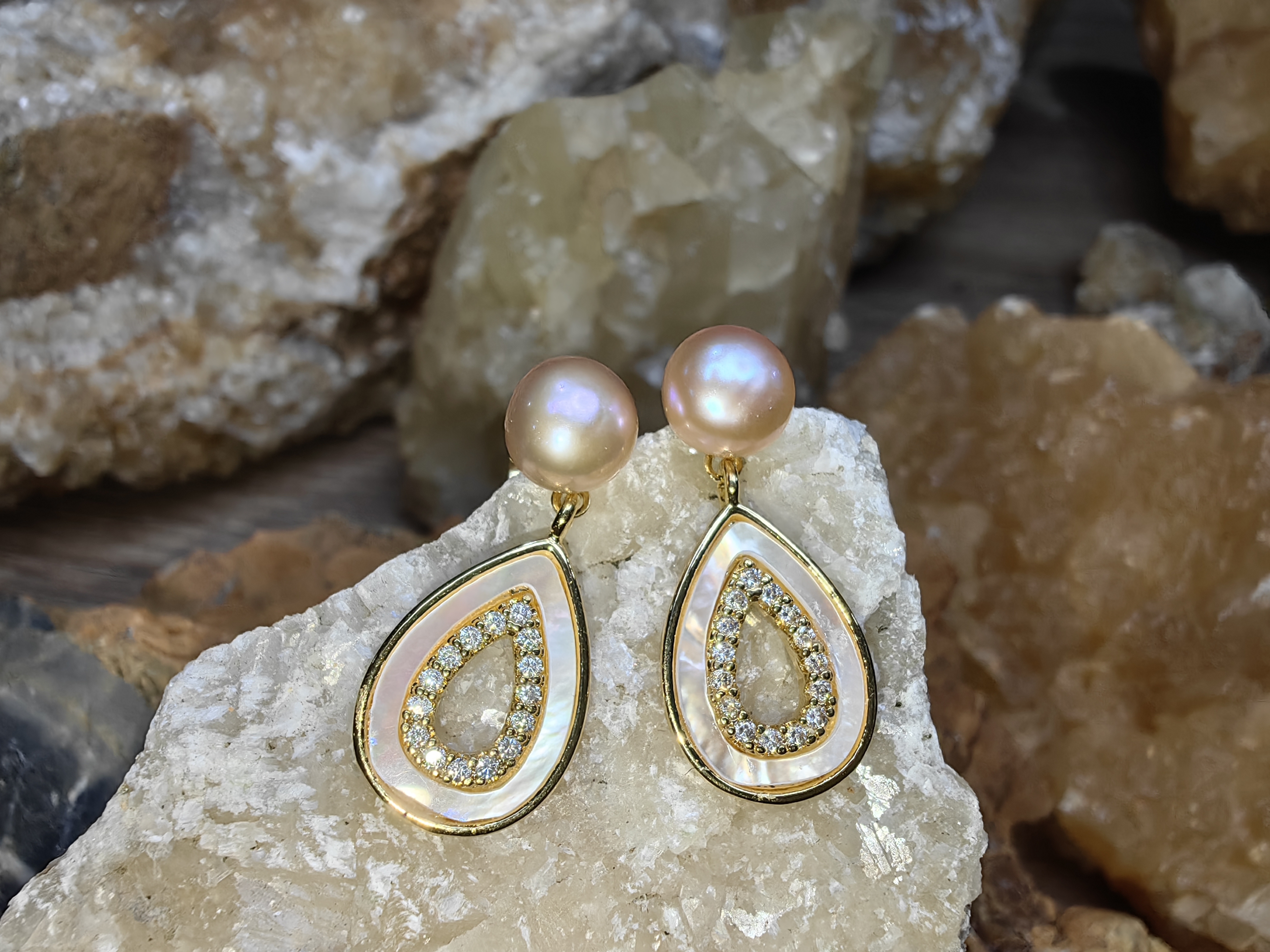 ต่างหูไข่มุกเลี้ยงธรรมชาติ เปลือกหอย เพชรสวิส Natural Cultured Pearl Mother of Pearl Swiss Diamond Earrings