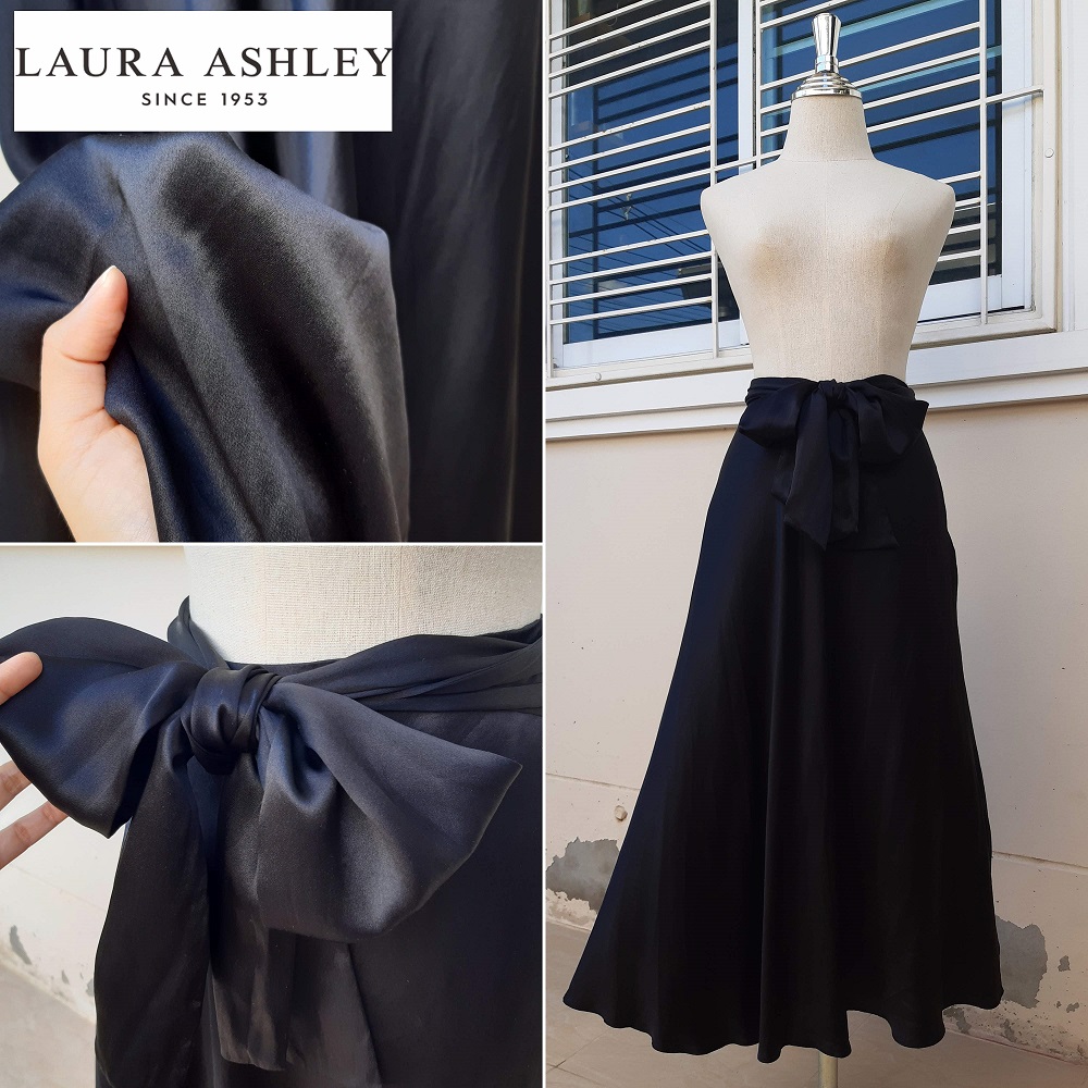 กระโปรงบานสีดำผ้า silk แบรนด์ Laura Ashley