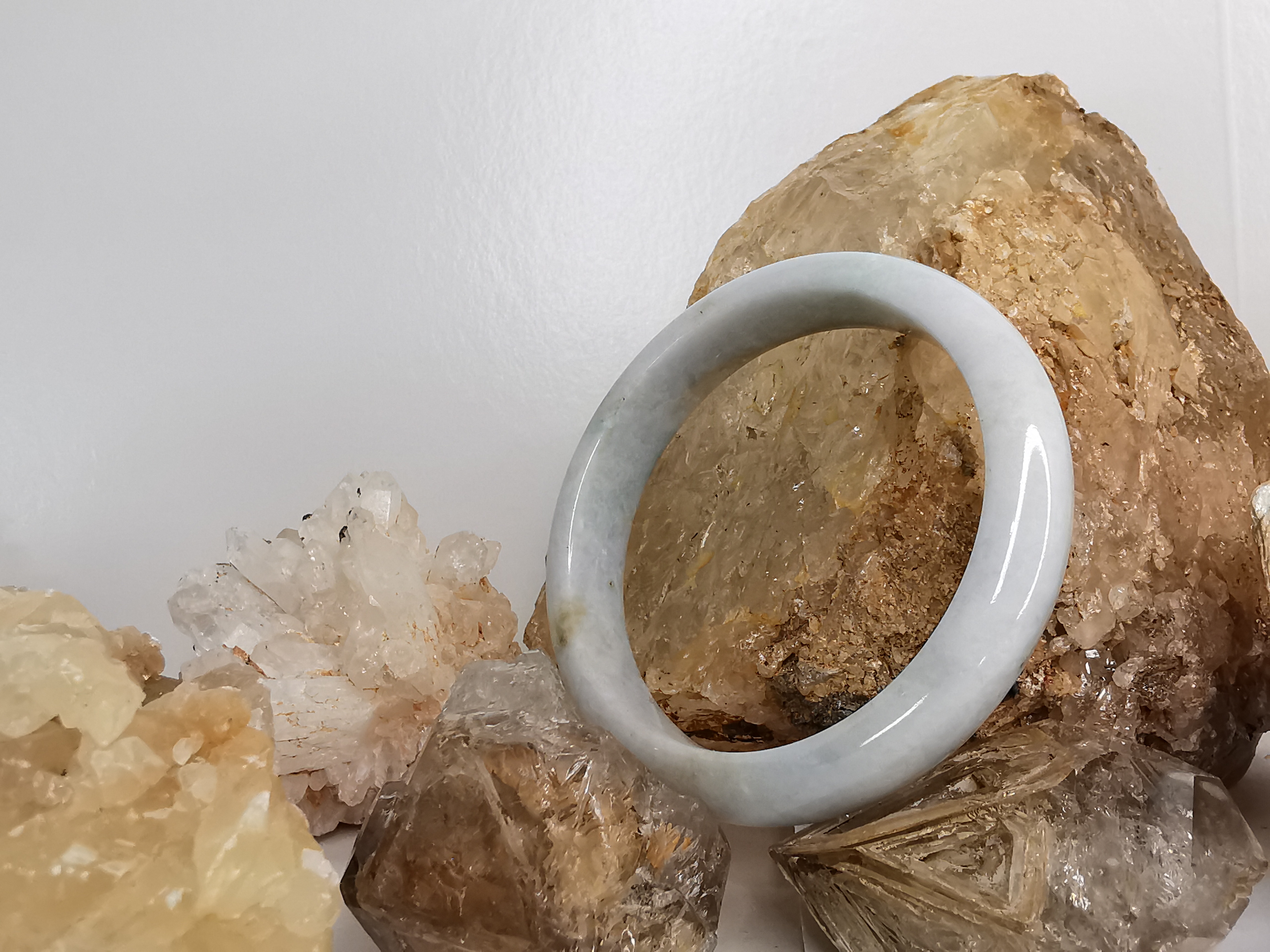 White Green Bangle กำไลหยกเจไดต์แท้ Diameter/ เส้นผ่านศูนย์กลางด้านใน 56 mm.