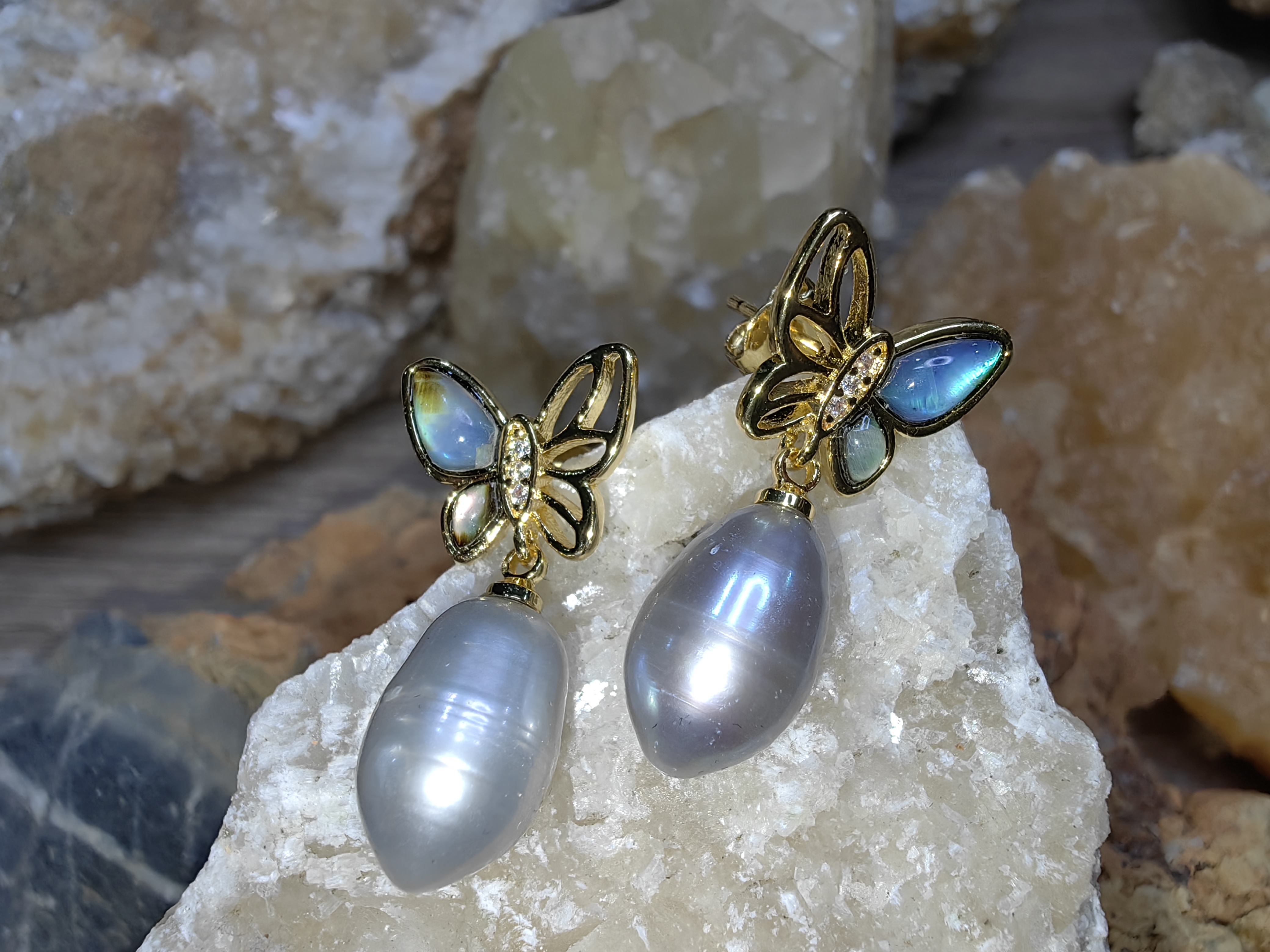 ต่างหูไข่มุกเลี้ยงธรรมชาติ เปลือกหอย เพชรสวิส Natural Cultured Pearl Mother of Pearl Swiss Diamond Earrings