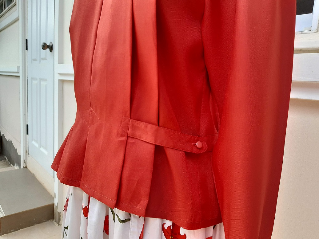 เสื้อวินเทจทรงสวยสีแดงแสด