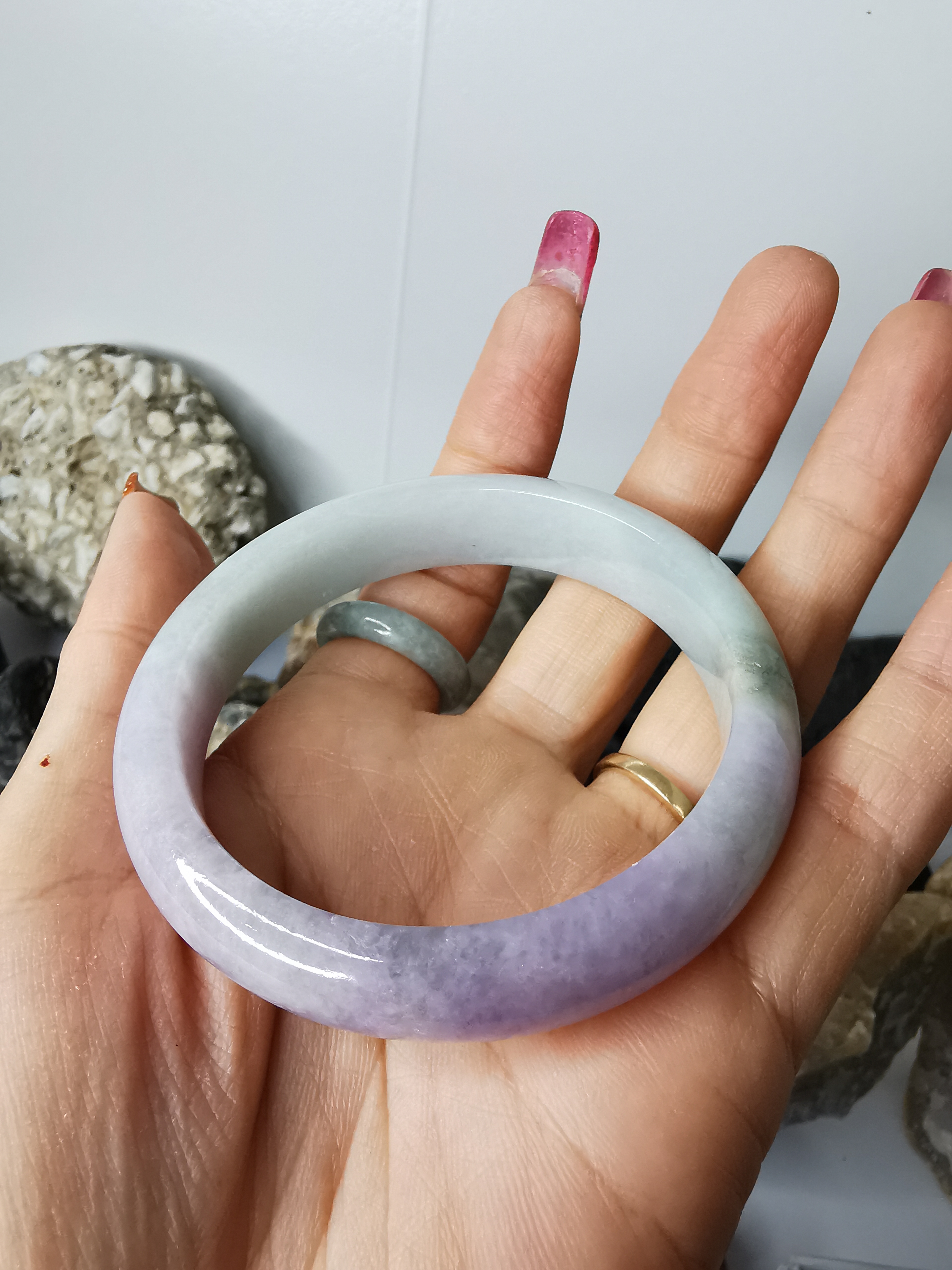 Violet Green Jade Bangle กำไลหยกเจไดต์แท้ Diameter/ เส้นผ่านศูนย์กลางด้านใน 58 mm.