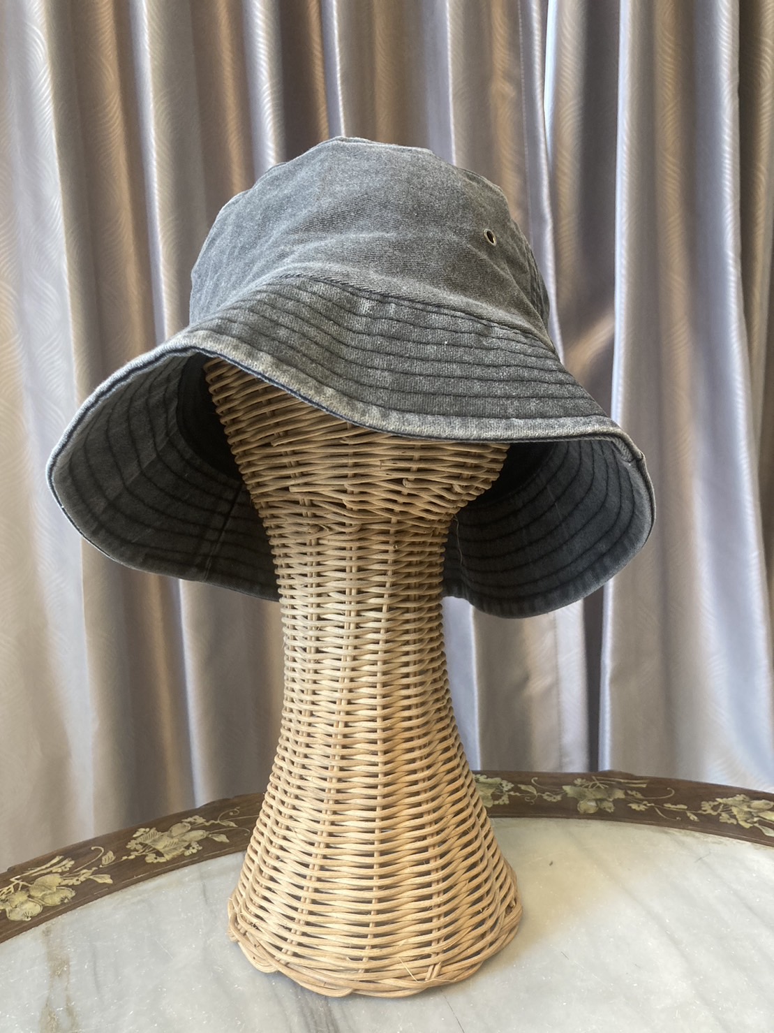 G 230147 หมวกบัสเก็ตสีดำฟอก ราคาเช่า 30 บาท ต่อ 1 วัน