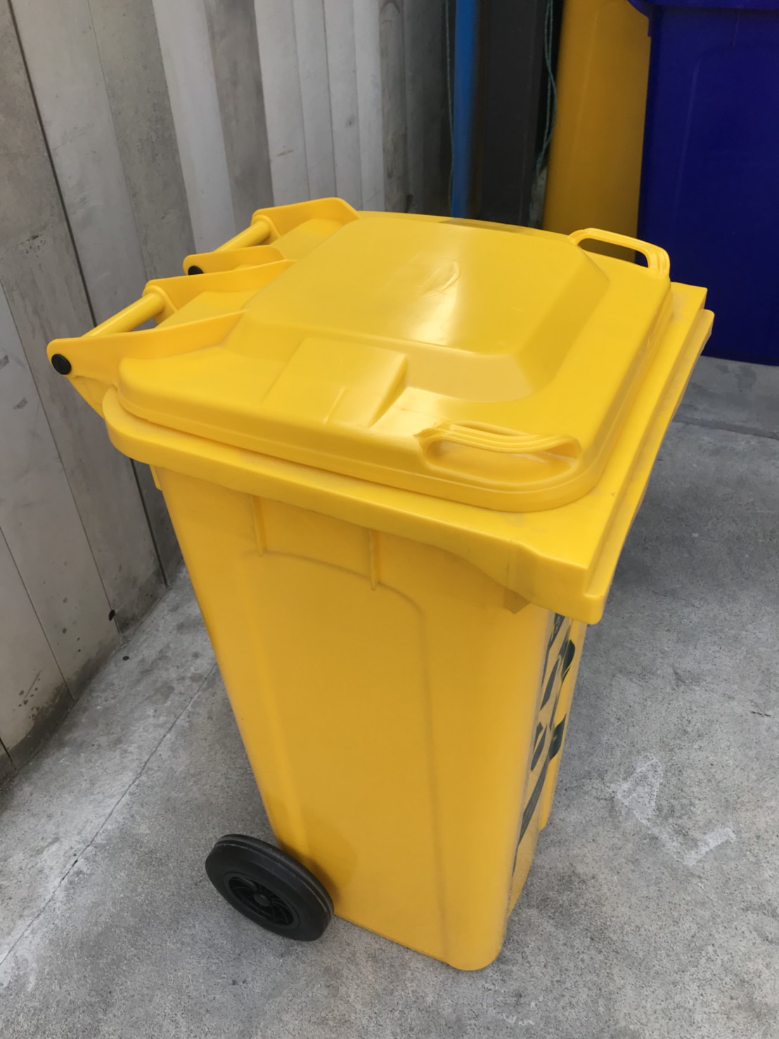 ถังขยะพร้อมล้อเข็น 120 ลิตร ฝาเรียบ