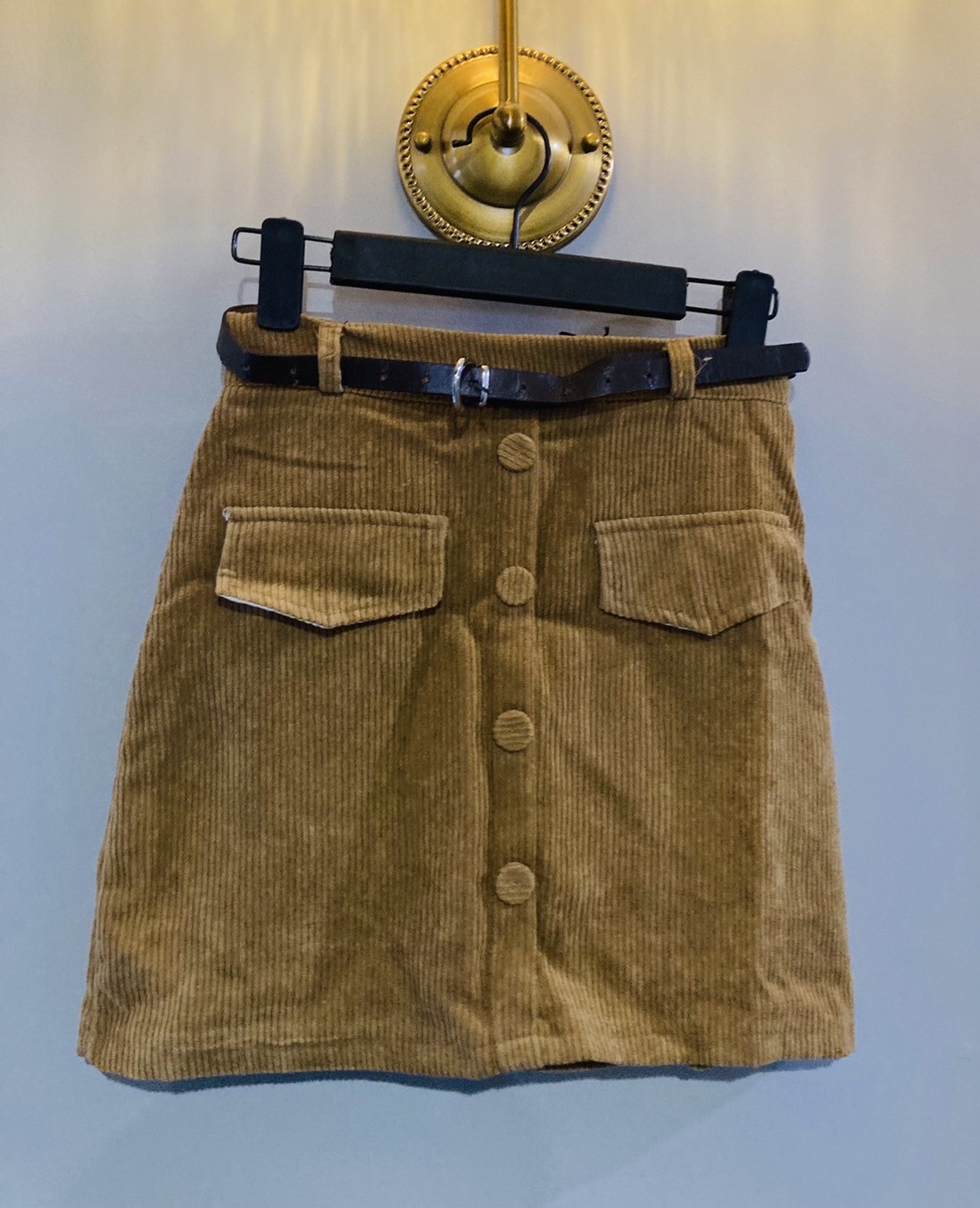 G 220220 กระโปรงสั้นสีน้ำตาล ราคาเช่า 30 บาท ต่อ 1 วัน