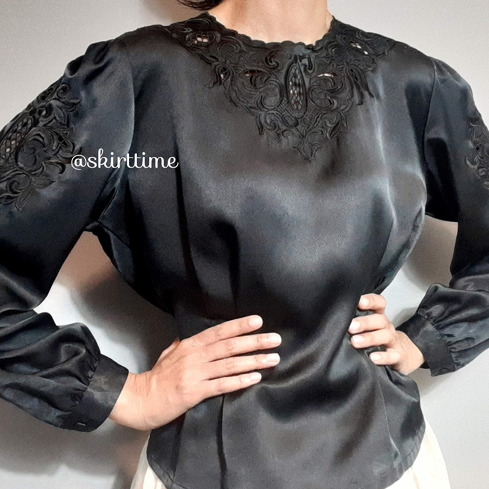 เสื้อวินเทจแขนยาวสีดำอก และ แขนฉลุลาย (Vintage Blouse)