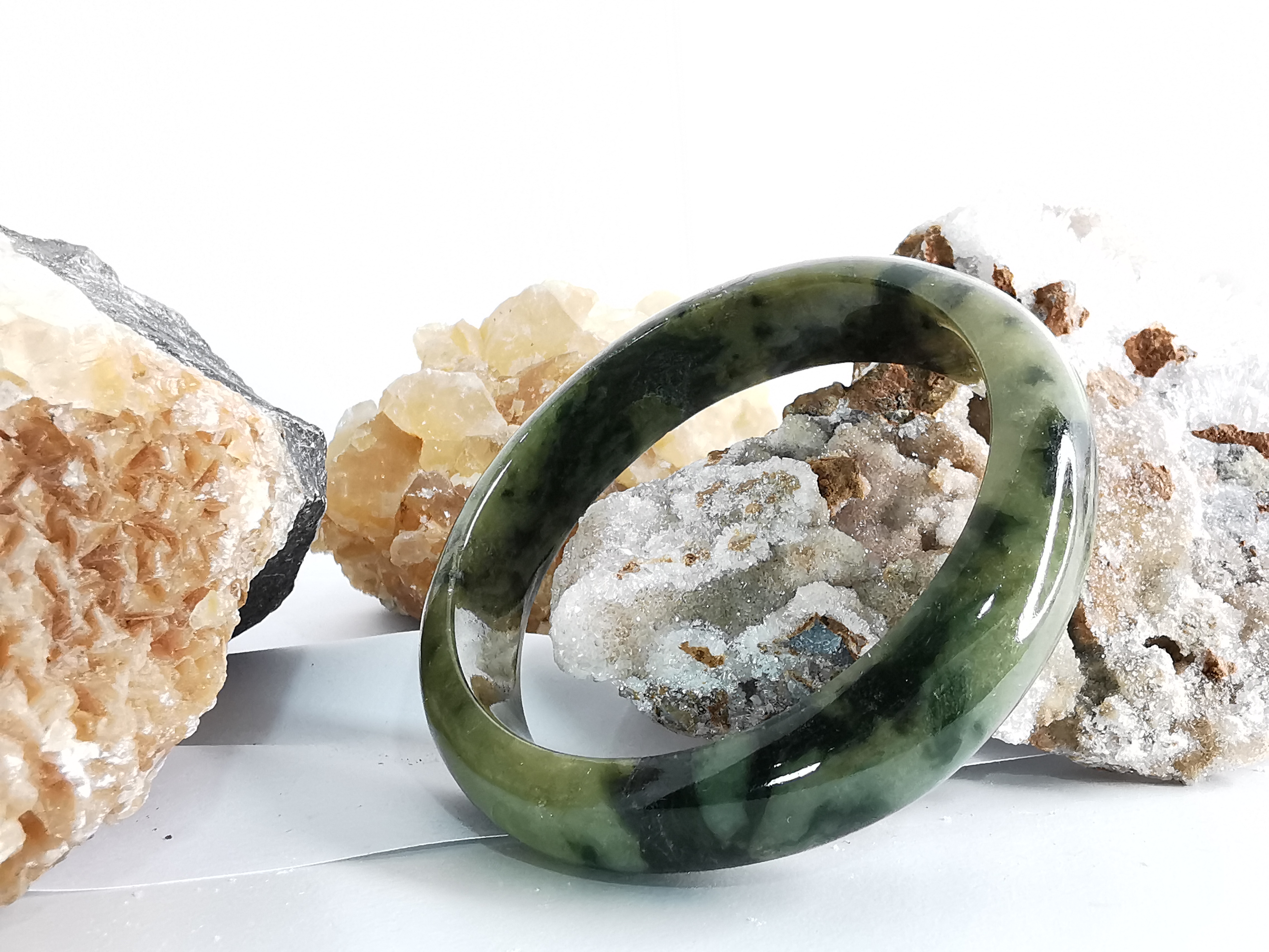 Green Jade Bangle กำไลหยกเจไดต์แท้ Diameter/ เส้นผ่านศูนย์กลางด้านใน 59 mm.