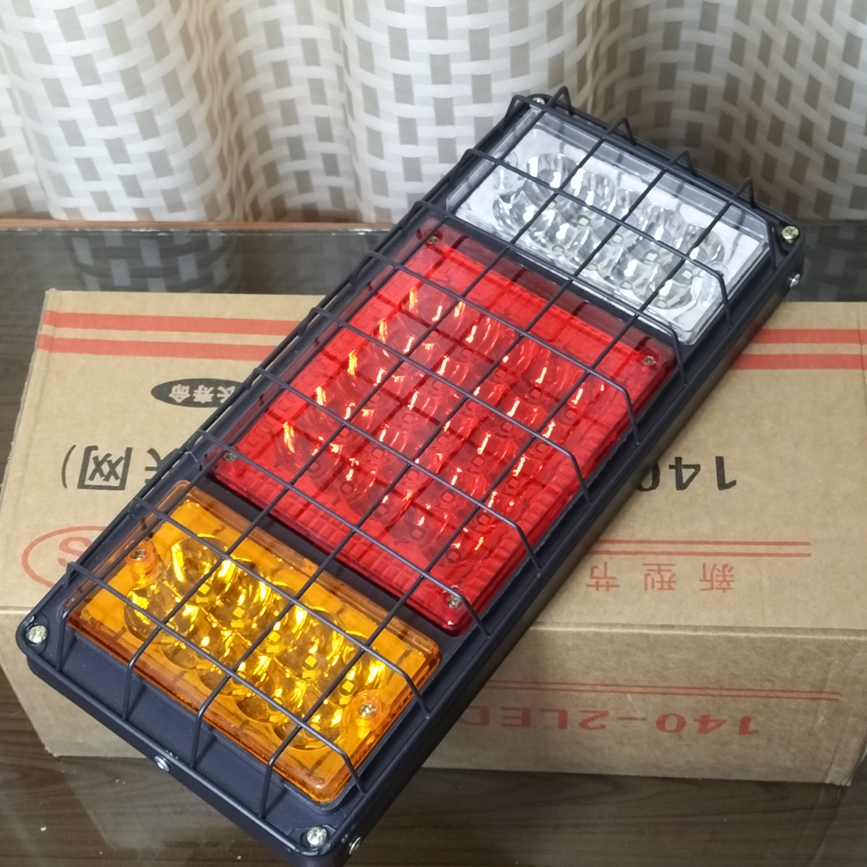 ไฟท้ายมีตระแกรงกันหิน 3 ตอน 45LED 12 โวลท์ รุ่นพิเศษ ราคาประหยัด แสงสว่างกระจายมากขึ้น 30% มองเห็นชัดเจนทั้งด้านข้างและด้านหลัง สำหรับรถยนต์ รถบรรทุก รถสร้างทุกชนิด