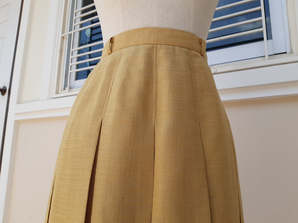 กระโปรงพลีทวินเทจสีเหลืองทอง