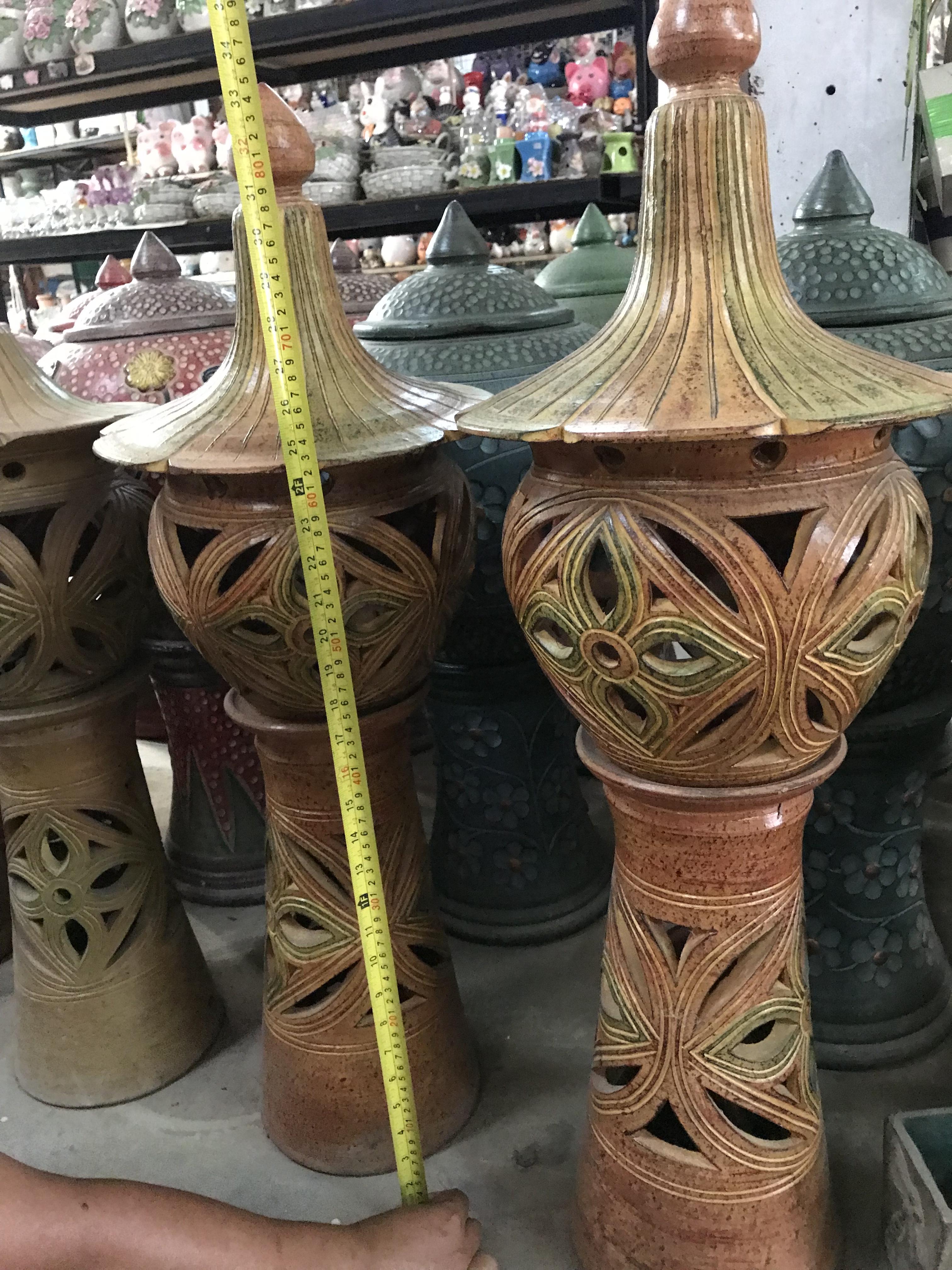 โคมไฟดินเผาทรงสูง