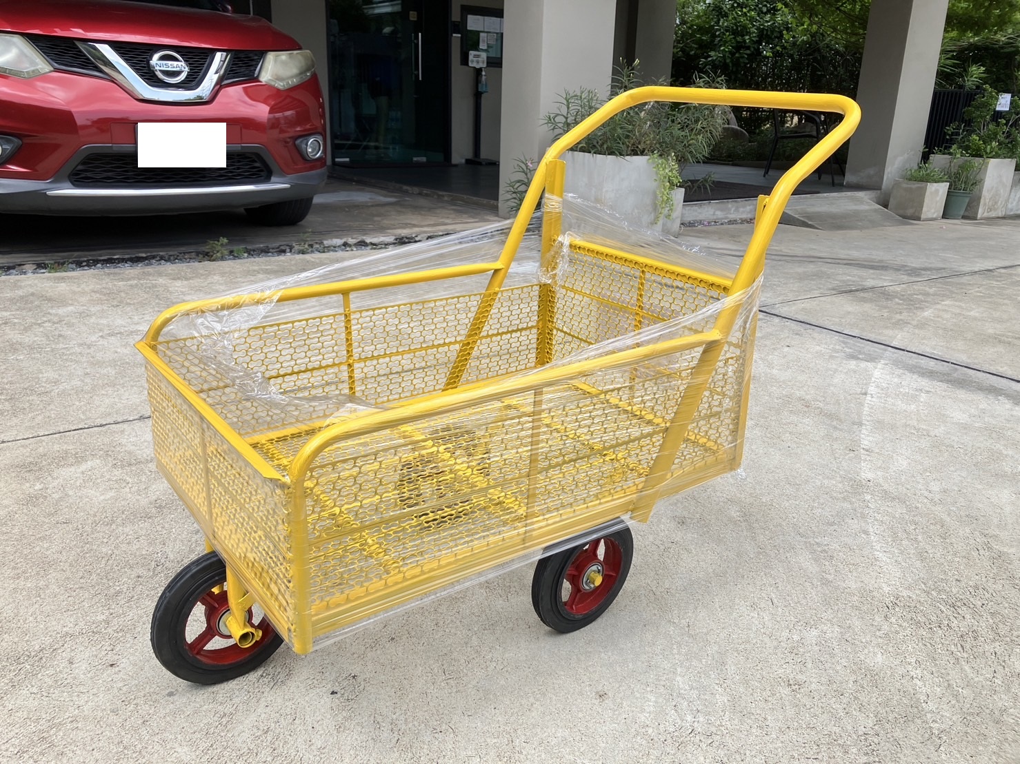 (รุ่นตะแกรง2ชั้น)รถเข็น 3ล้อโครงเหล็กสีเหลือง(ขนาด 6ปี๊บ 50x80cm)-ล้อแม็กซ์เหล็ก ยางตัน