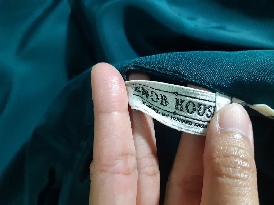 เสื้อเชิ้ตแขนยาวสีเขียวหัวเป็ด