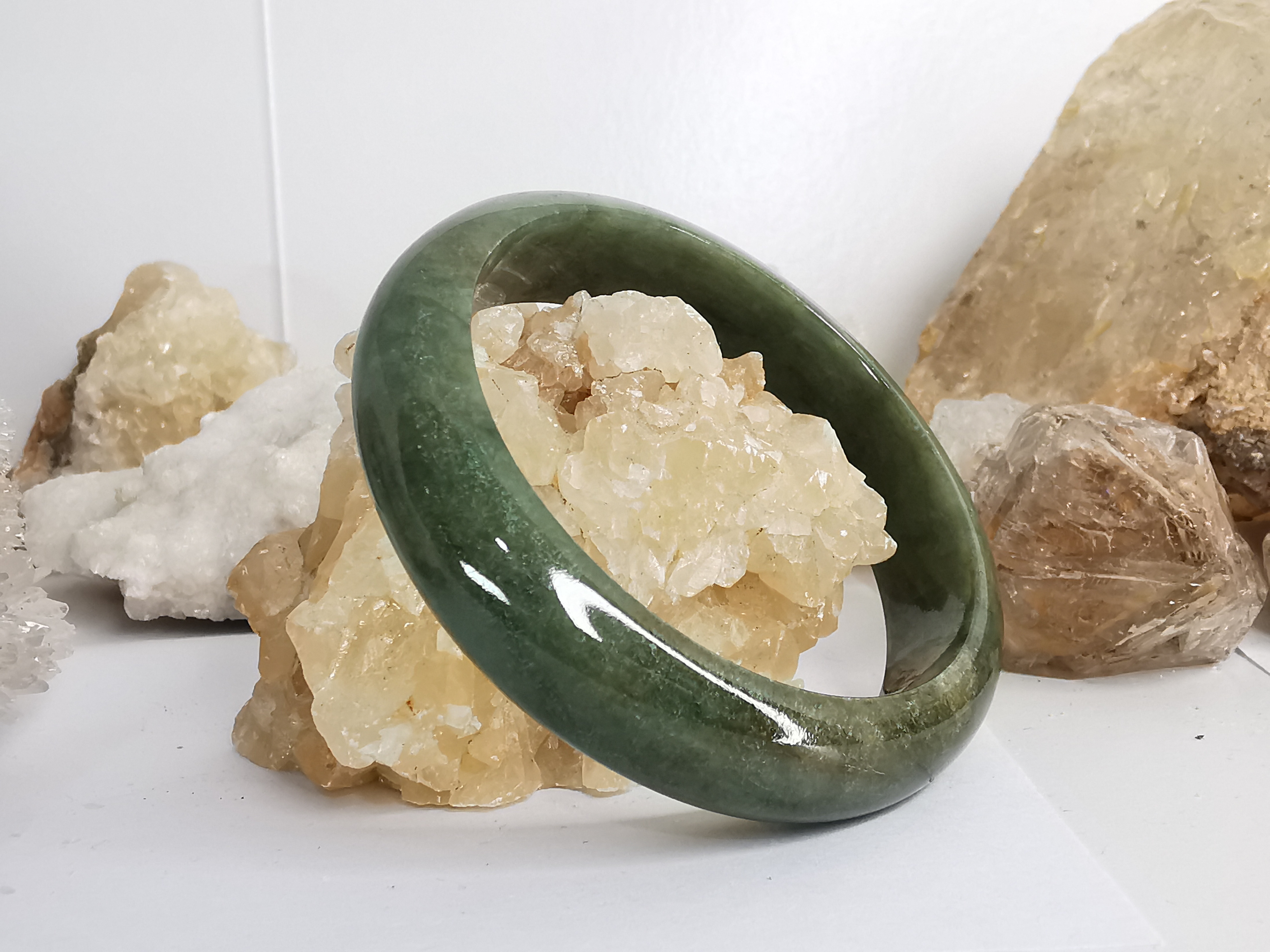 Green Bangle กำไลหยกเจไดต์แท้ Diameter/ เส้นผ่านศูนย์กลางด้านใน 58 mm.