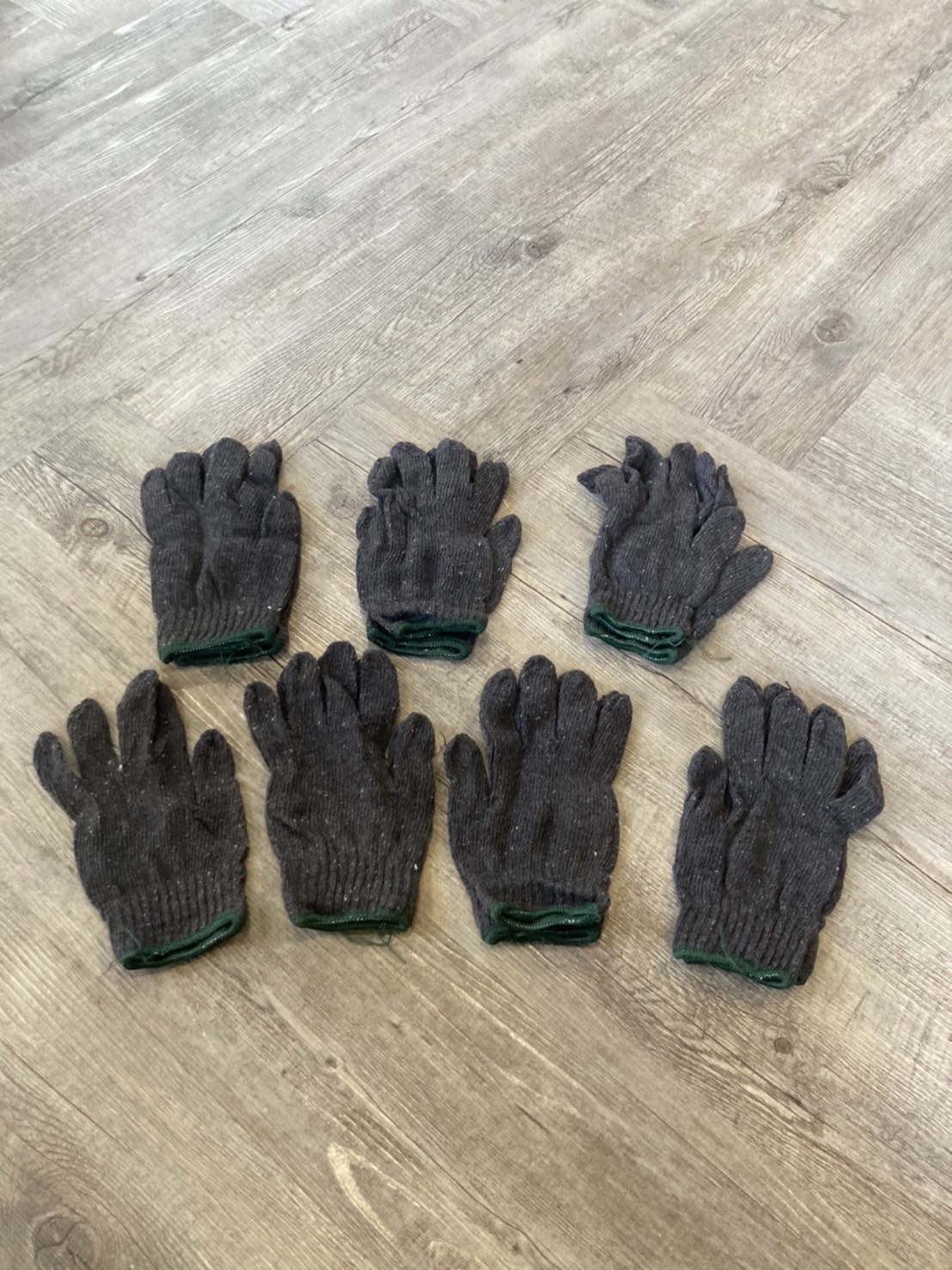 G 220076 ถุงมือช่าง ผ้าสีเทาดำขอบเขียว แพ็ค 7 คู่ ราคาเช่า 30 บาท ต่อ 1 วัน