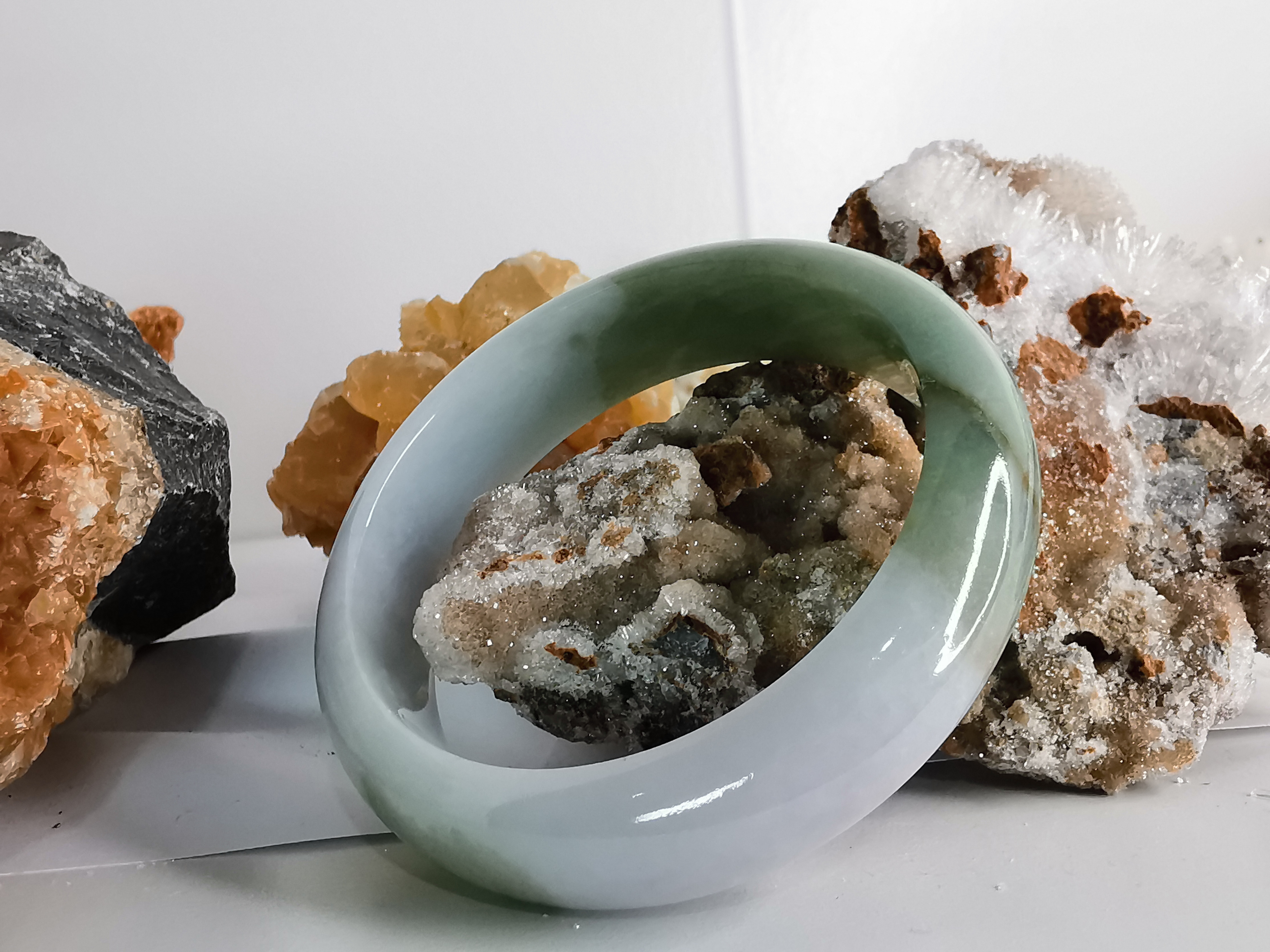 Green White Bangle กำไลหยกเจไดต์แท้ Diameter/ เส้นผ่านศูนย์กลางด้านใน 55 mm.