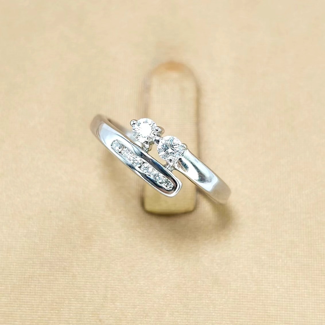 🚫ปิดการขาย(SoIdOut)🚫 แหวนทองคำขาว 18K เพชรเกสร 7 ตัง 2 เม็ด 1 ตัง 6 เม็ด รวม 20 ตัง น้ำ 96-97 ความสะอาด Si2 ไซส์ 49 น้ำหนัก 1.94 กรัม ราคา 4600.-(Net)