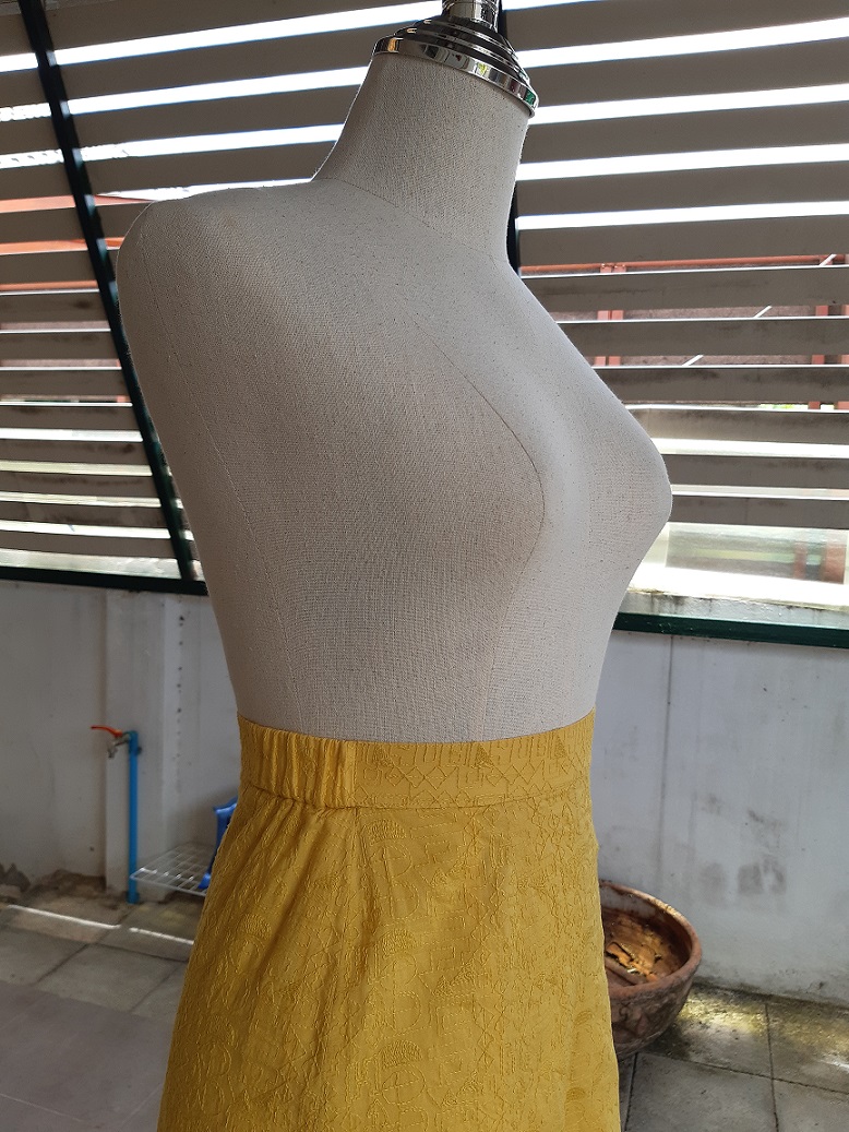 กระโปรงทรงบานสีเหลือง