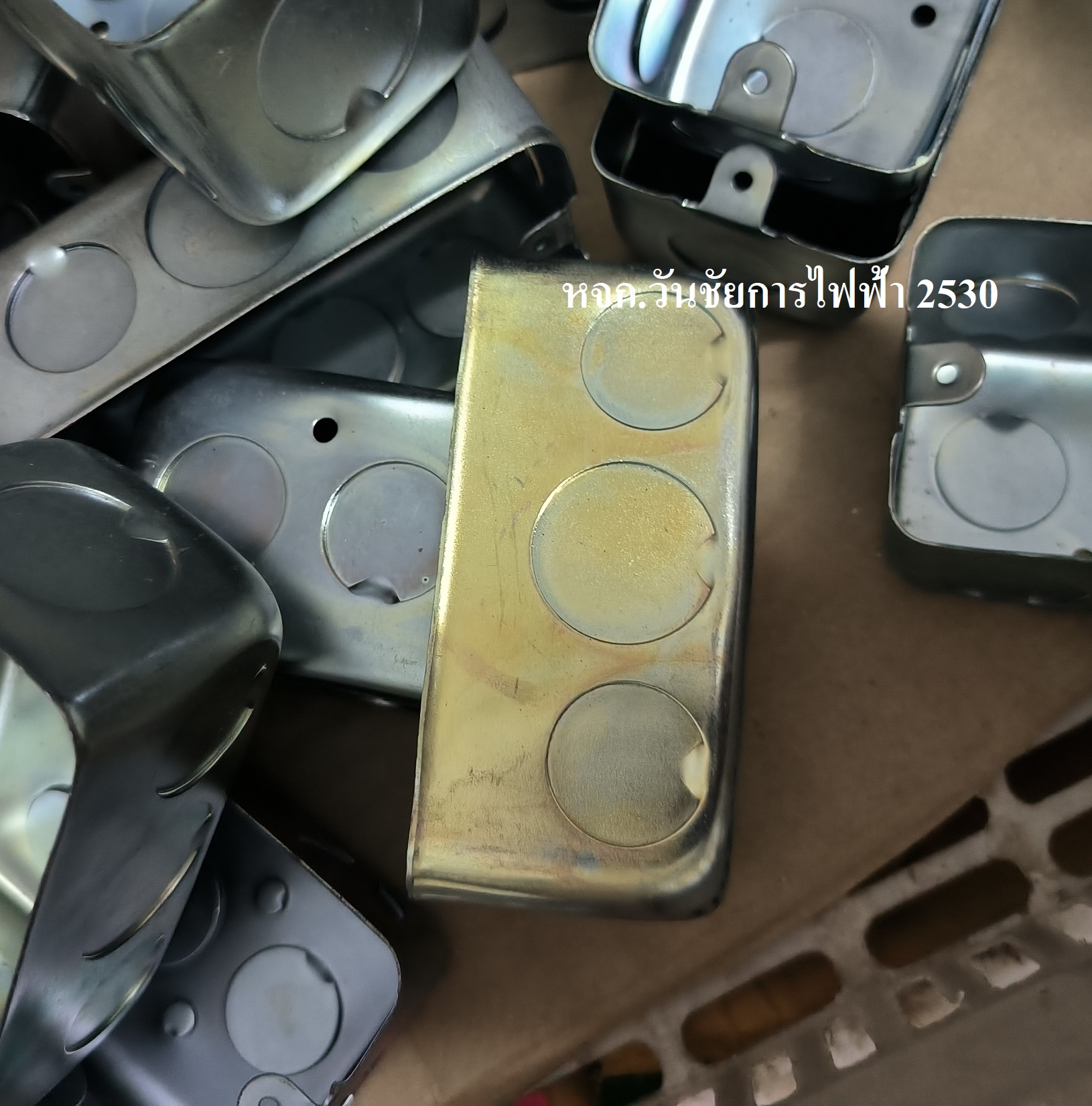 แฮนดี้บ็อกซ์ สแควลึก ขนาด 2x4 และ 4x4 บ๊อกเหล็กลึก ฝั่งปูนและจั้มสายไฟ สีเงิน