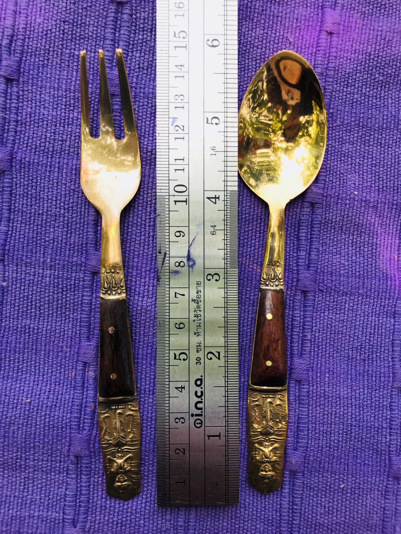 ส้อมผลไม้ทองเหลืองด้ามไม้