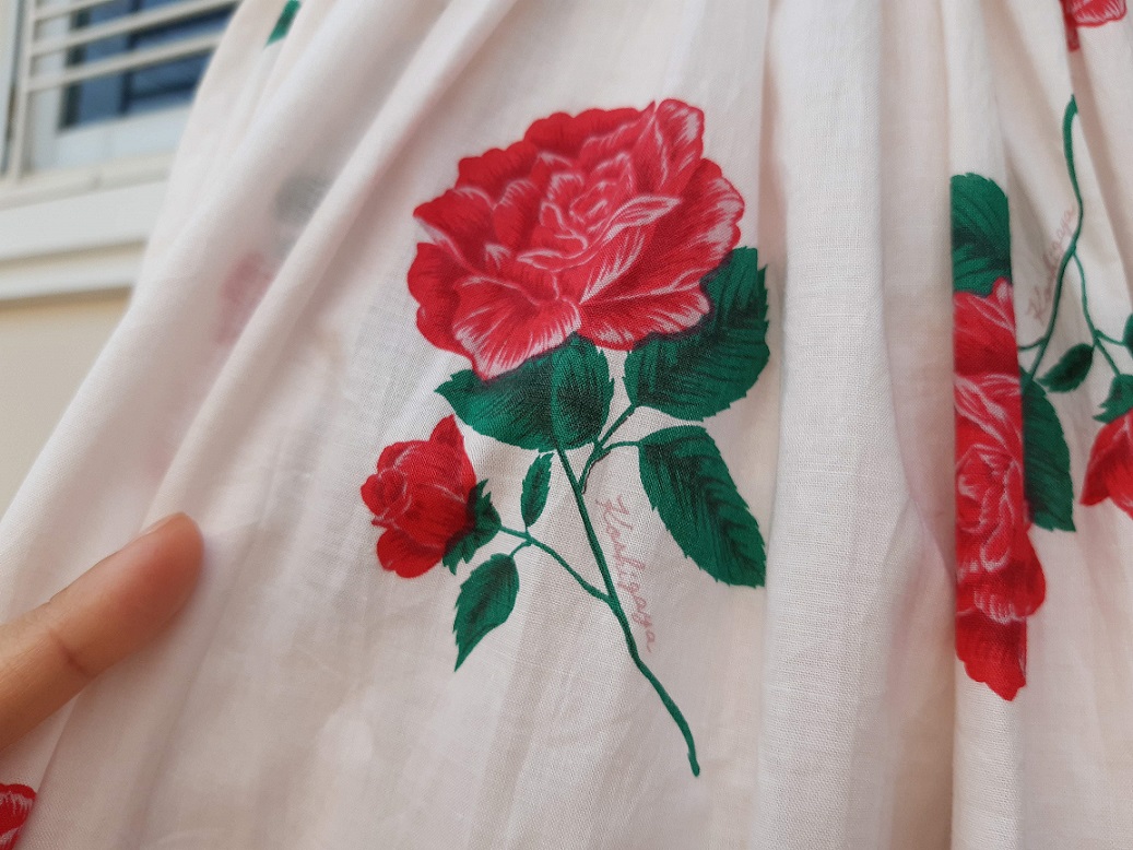 กระโปรงบานสีแดงลายดอกกุหลาบ