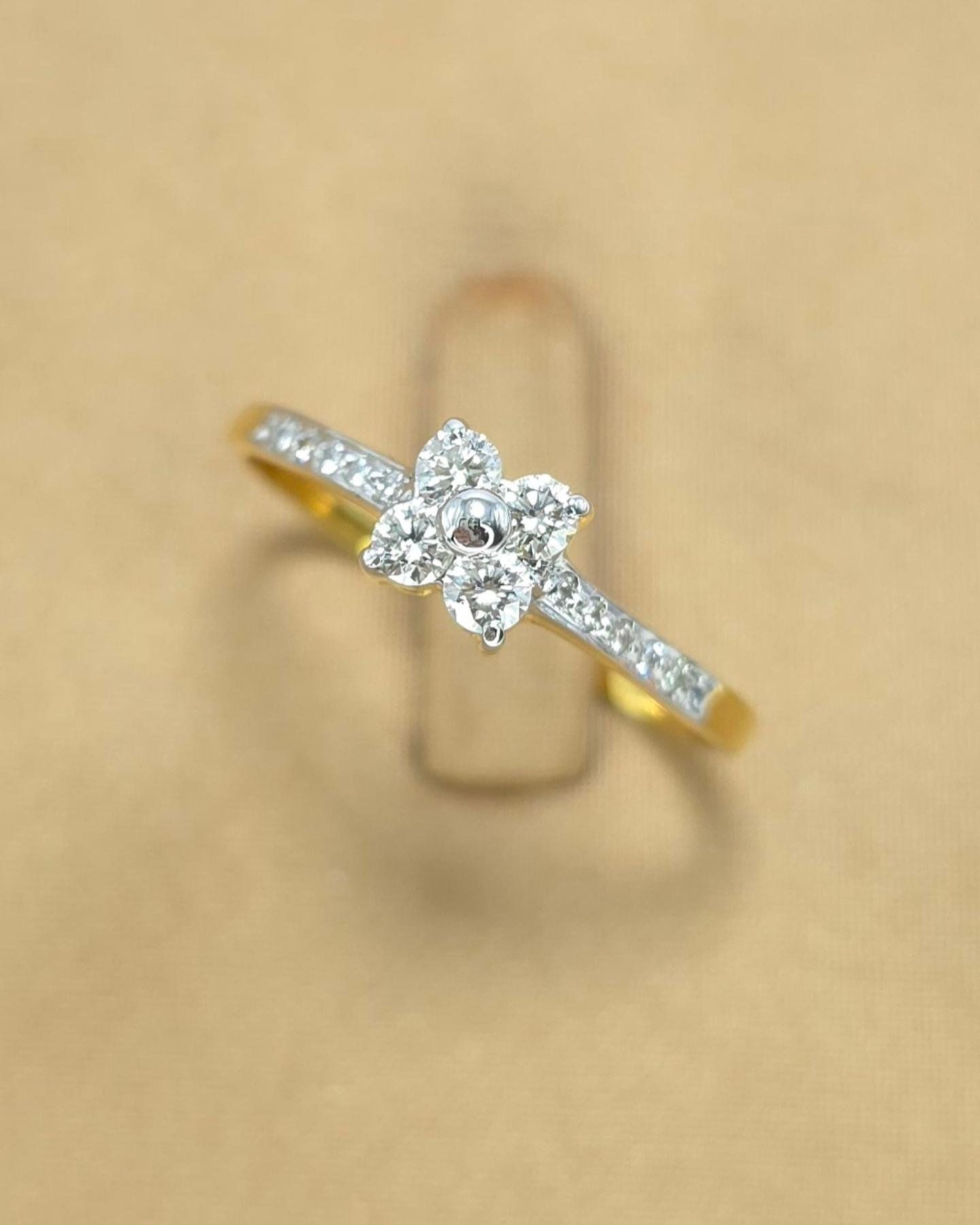 แหวนทองคำ 18K เพชรเกสร 7 ตัง 4 เม็ด 0.5 ตัง 10 เม็ด รวม 33 ตัง น้ำ 96-98 ความสะอาด vvs-vs ไซส์ 59 น้ำหนัก 2.38 กรัม ราคา 8,200.-(Net)