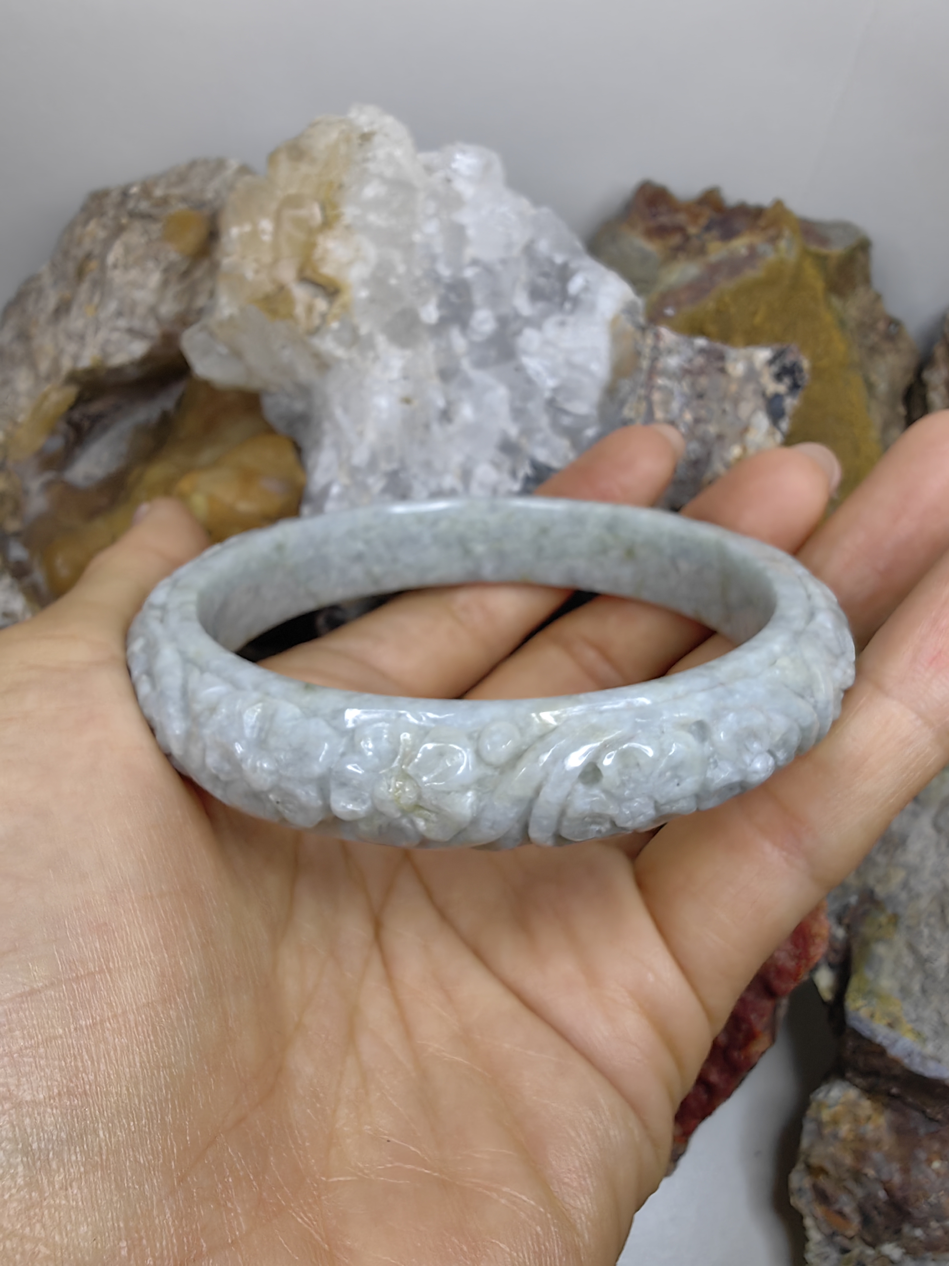 Carved Burmese Jadeite Bangle Size 62 กำไลหยกเจไดต์พม่าแกะสลัก Diameter/ เส้นผ่านศูนย์กลางด้านใน 62 mm.